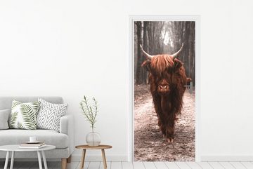 MuchoWow Türtapete Schottischer Hochländer - Wald - Kuh - Tiere - Natur, Matt, bedruckt, (1 St), Fototapete für Tür, Türaufkleber, 75x205 cm