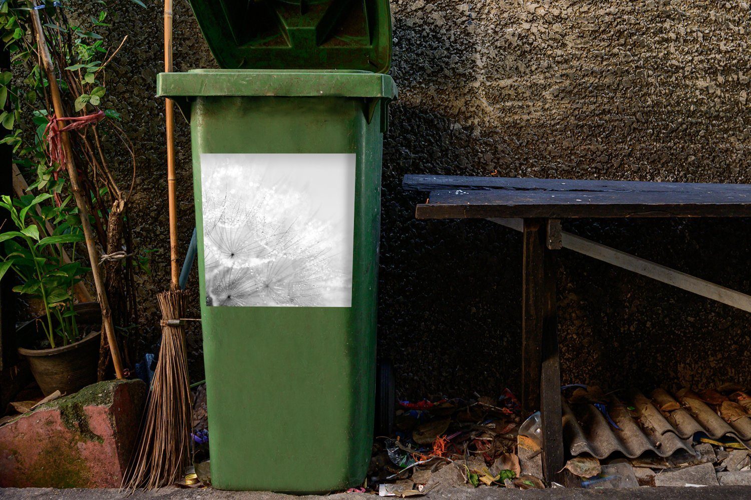 Tautropfen St), Mülltonne, Container, frühen in Mülleimer-aufkleber, mit MuchoWow Wandsticker schwarz Sonne, Sticker, Löwenzahnsamen der - bedeckt (1 Abfalbehälter