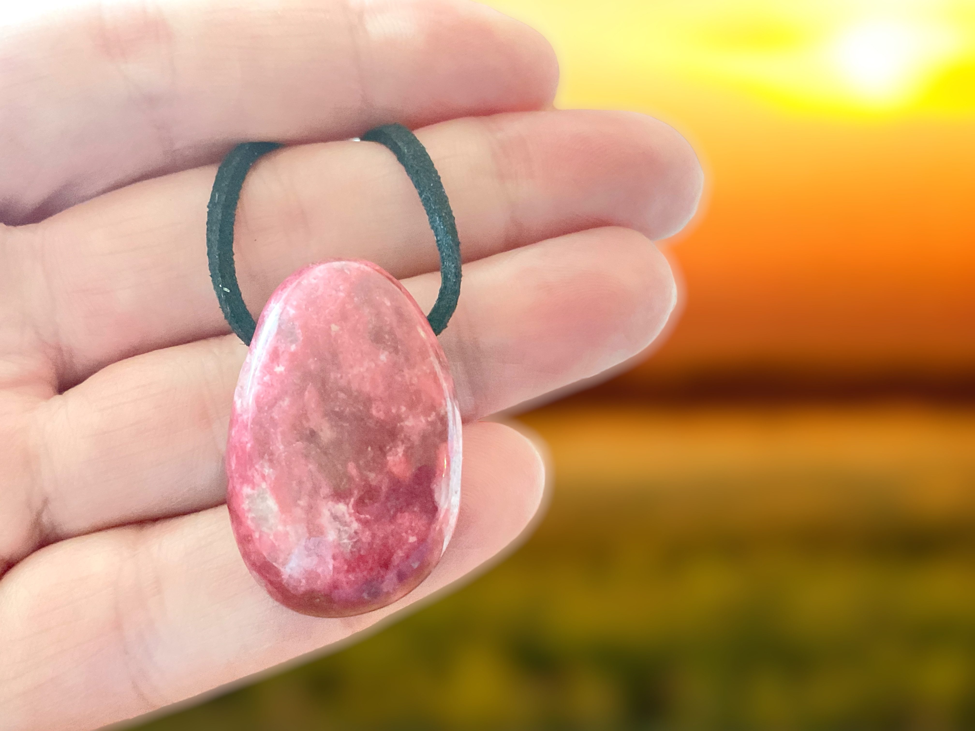 Steinfixx® Anhänger Set Edelstein Heilstein aus echtem Thulit, Tropfenanhänger (Blickfang, 1-tlg., Handarbeit, Norwegen), incl. 80 cm Wildlederband, Geschenkverpackung