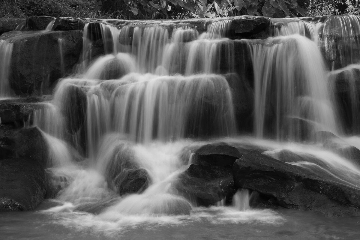 Papermoon Fototapete Wasserfall Schwarz & Weiß