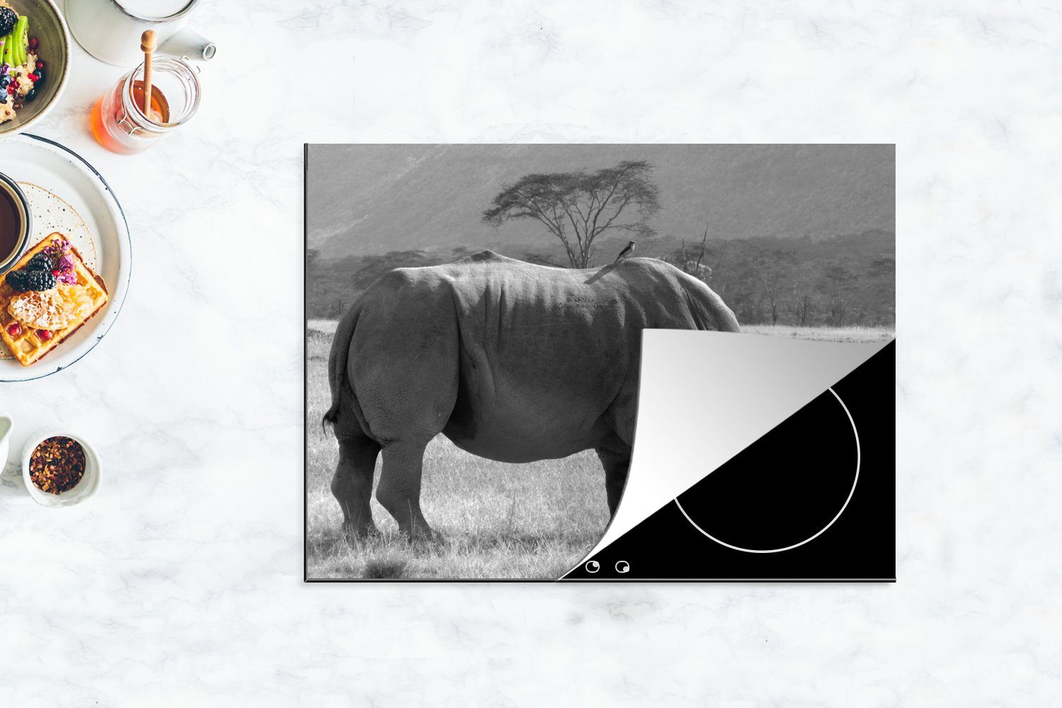 MuchoWow Herdblende-/Abdeckplatte Breitmaulnashorn tlg), Ceranfeldabdeckung weiß, Vinyl, und Nakuru-See 70x52 Arbeitsfläche cm, schwarz nutzbar, Mobile im - (1