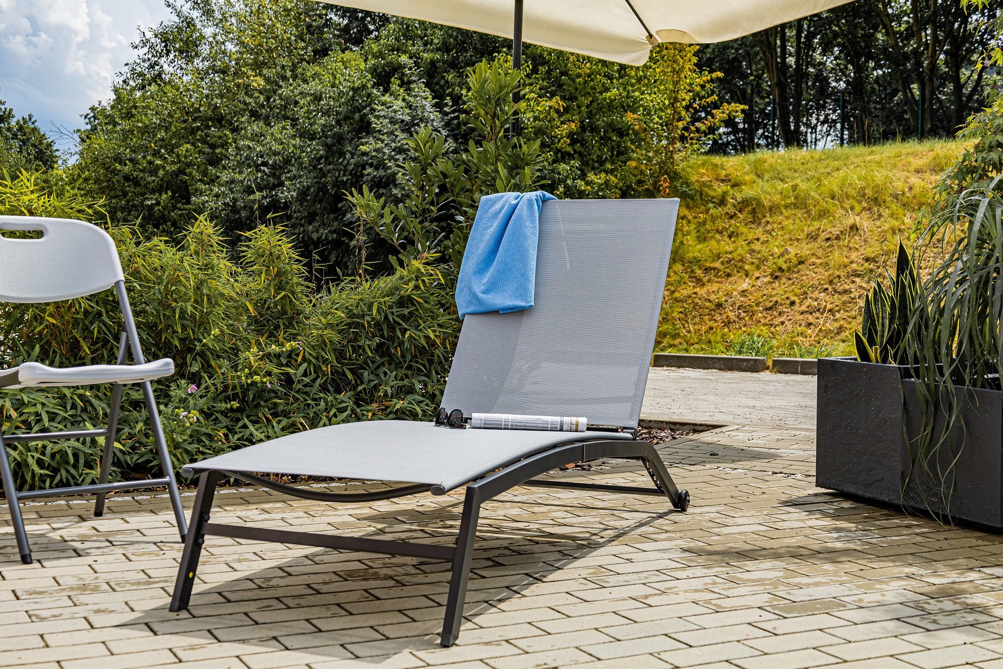 ONDIS24 Gartenliege Sonnenliegen 2er Set mit Beistelltisch/Kissenbox im Rattan Design, Metall Relaxliegen Pool Set, wetterfest, UV-beständig