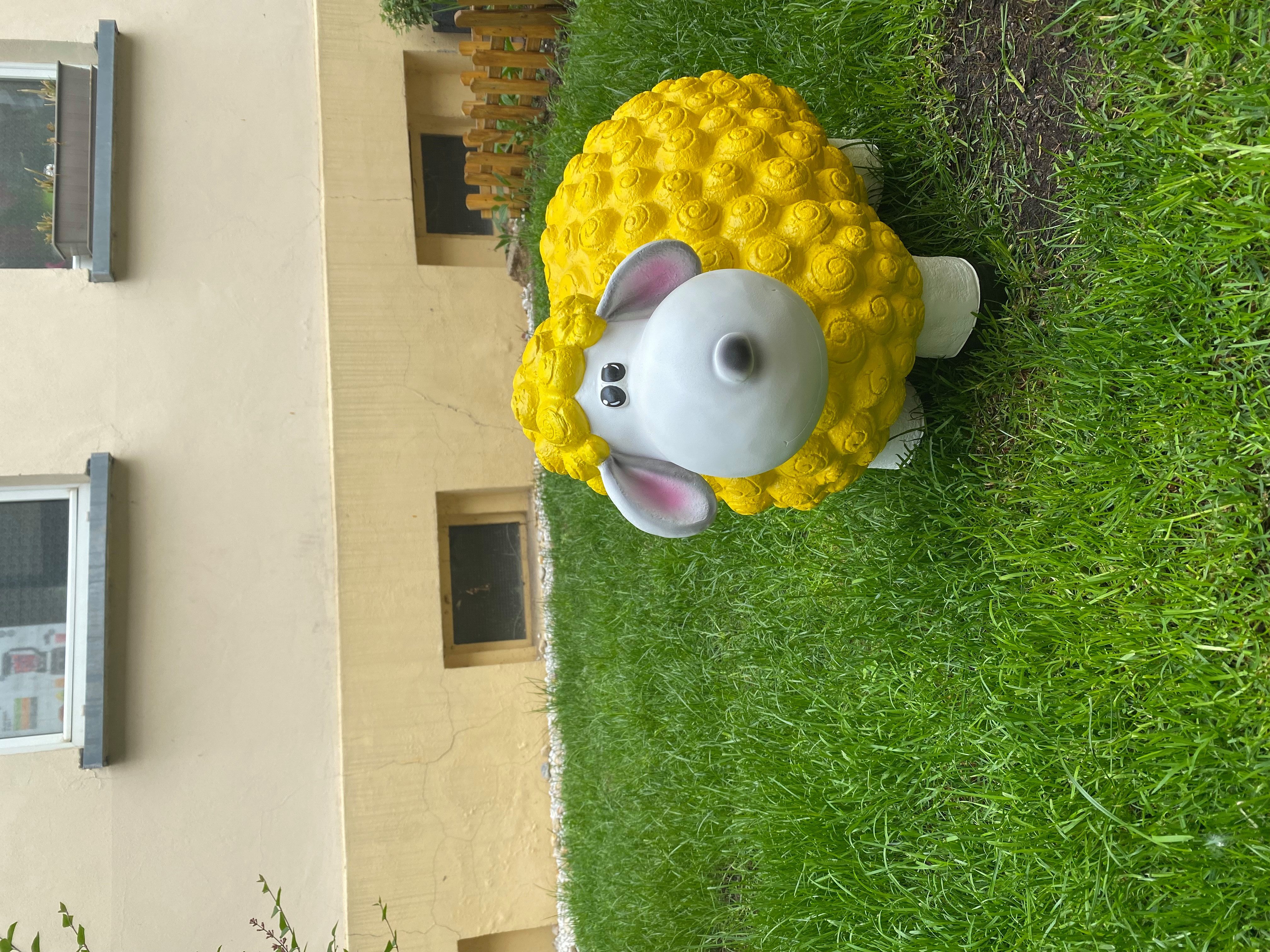 Schatzkiste1 Gartenfigur VIP Schaf Dekoschaf Witziges Schaf Wetterfest Bunte Gartenfigur