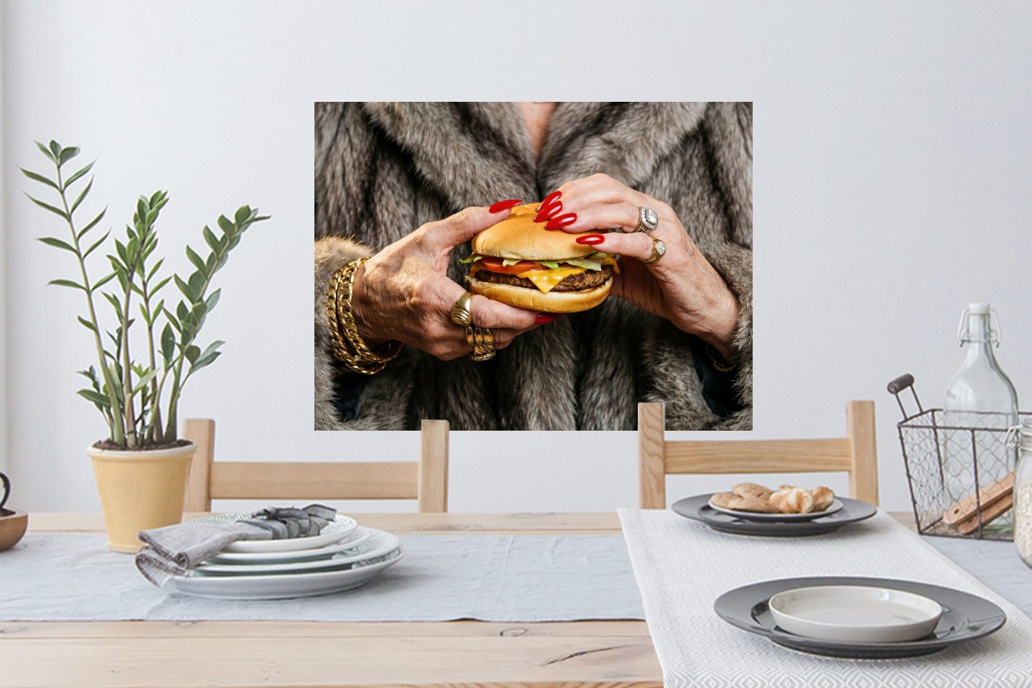 MuchoWow Wandsticker Frau - Hamburger - Pelzmantel (1 St), Wandtattoo, Selbstklebend, Wohnzimmer, 80x60 cm
