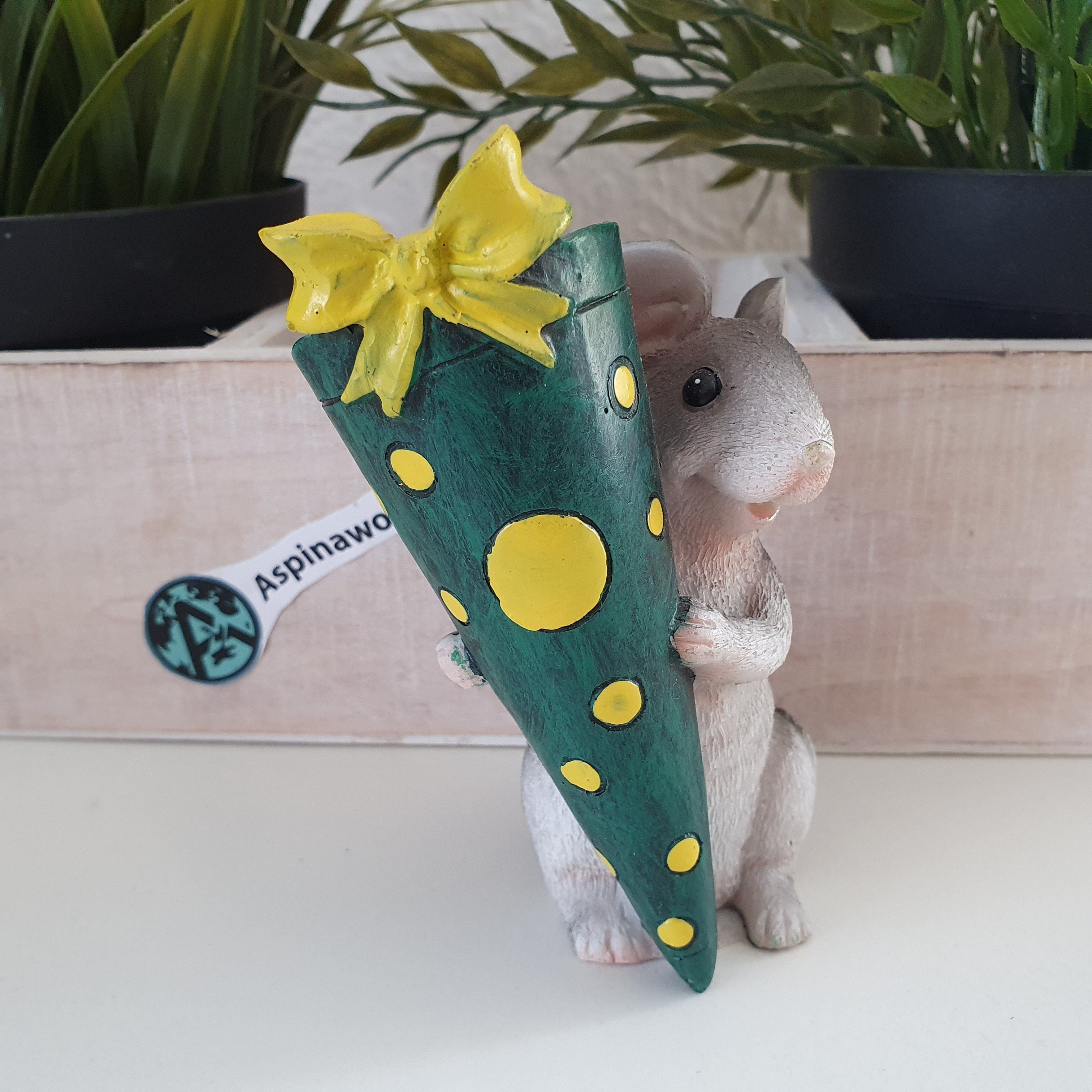 Aspinaworld Dekofigur Deko Maus mit Schultüte gelb 10 cm | Tierfiguren