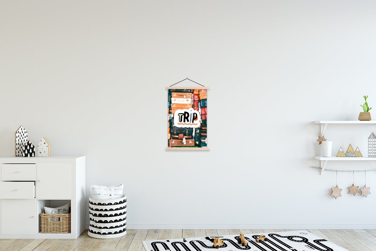 MuchoWow Poster Koffer - Reisen - Zitat - Sommer, (1 St), Posterleiste, Textilposter für Wohnzimmer, Bilderleiste, Magnetisch