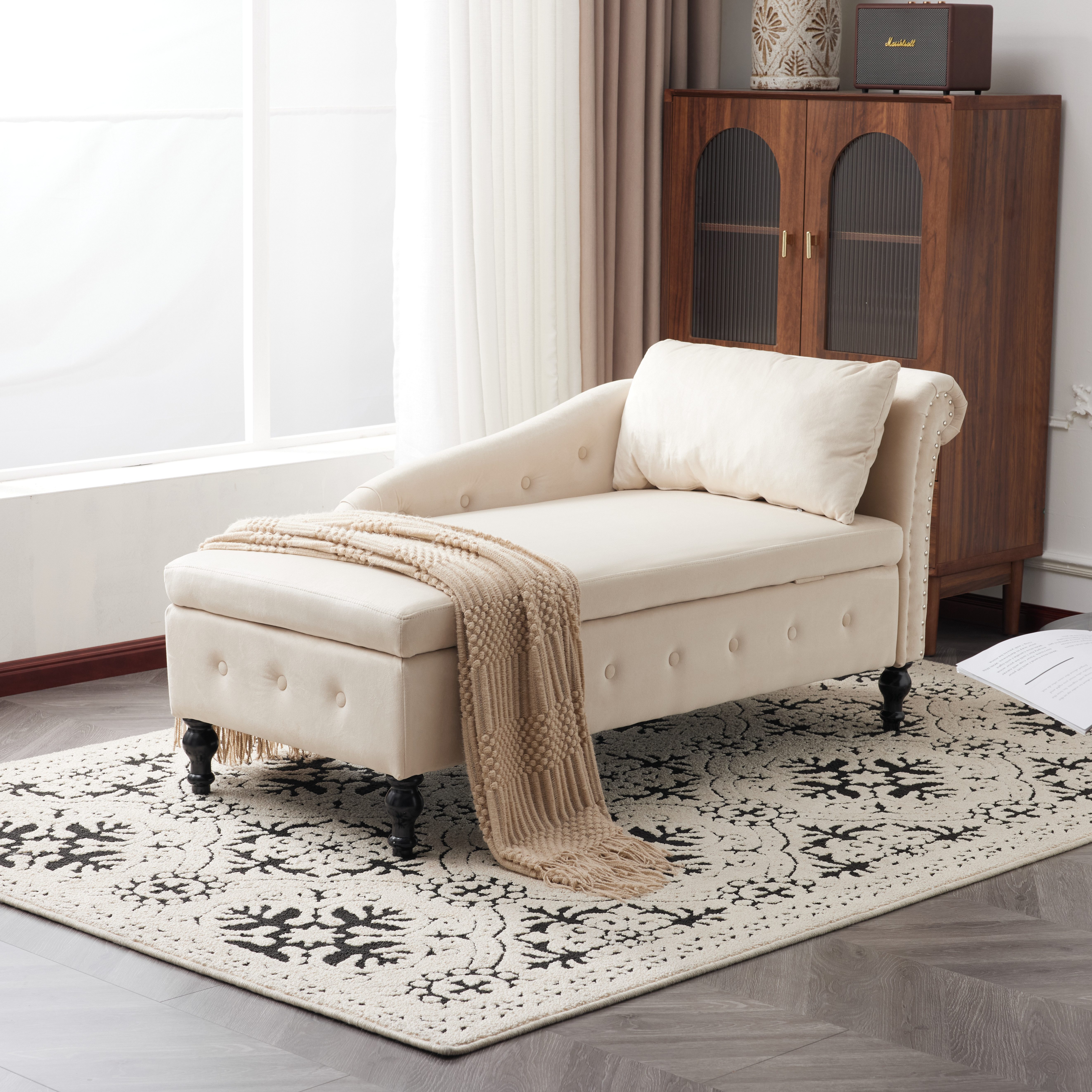 HAUSS SPOLE Chaiselongue mit Stauraum, Kissen, Nagelkopfbesatz und rechte Armlehn, Samt Beige, Relaxsessel, Relaxstuhl 1 Teile, mit rechte Armlehn, Nagelkopfbesatz und Knopfheftung