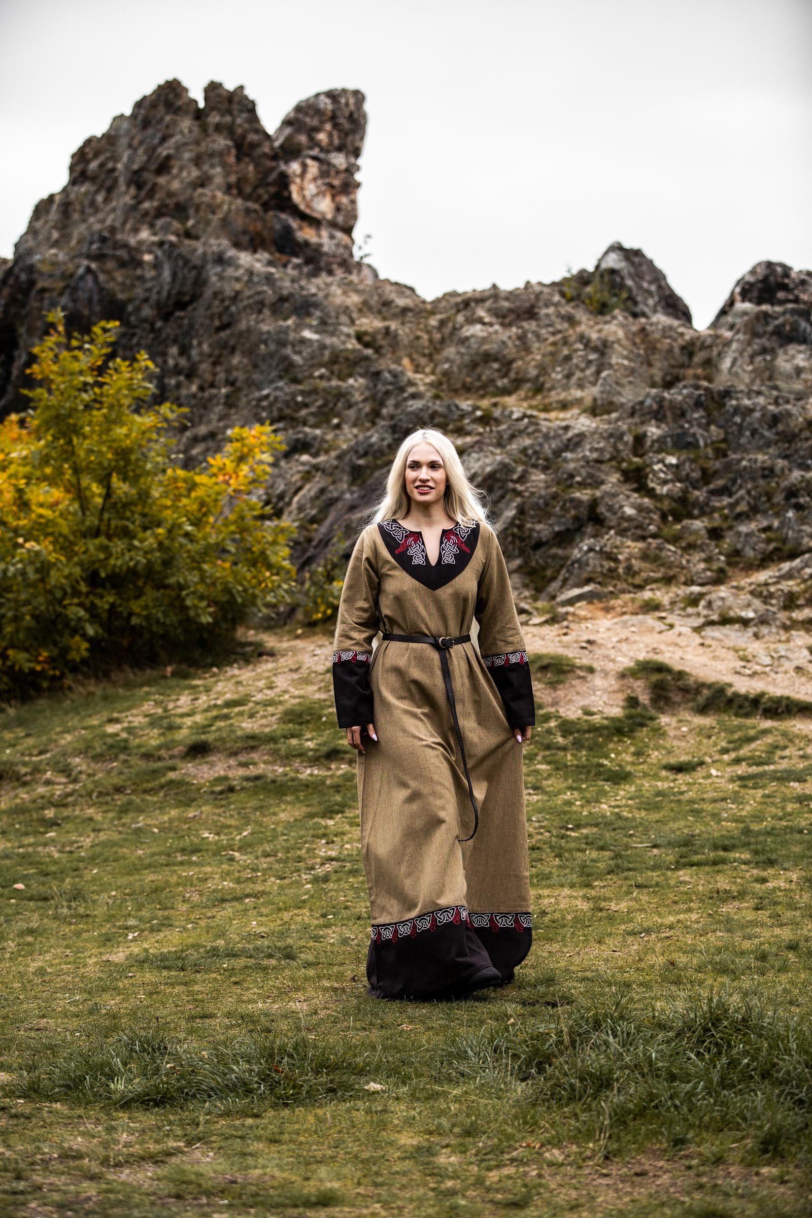 Leonardo Carbone Wikinger-Kostüm Kleid "Idun" mit V-Ausschnitt und Stickerei, kunstvolle Handstickerei, hochwertige Baumwolle