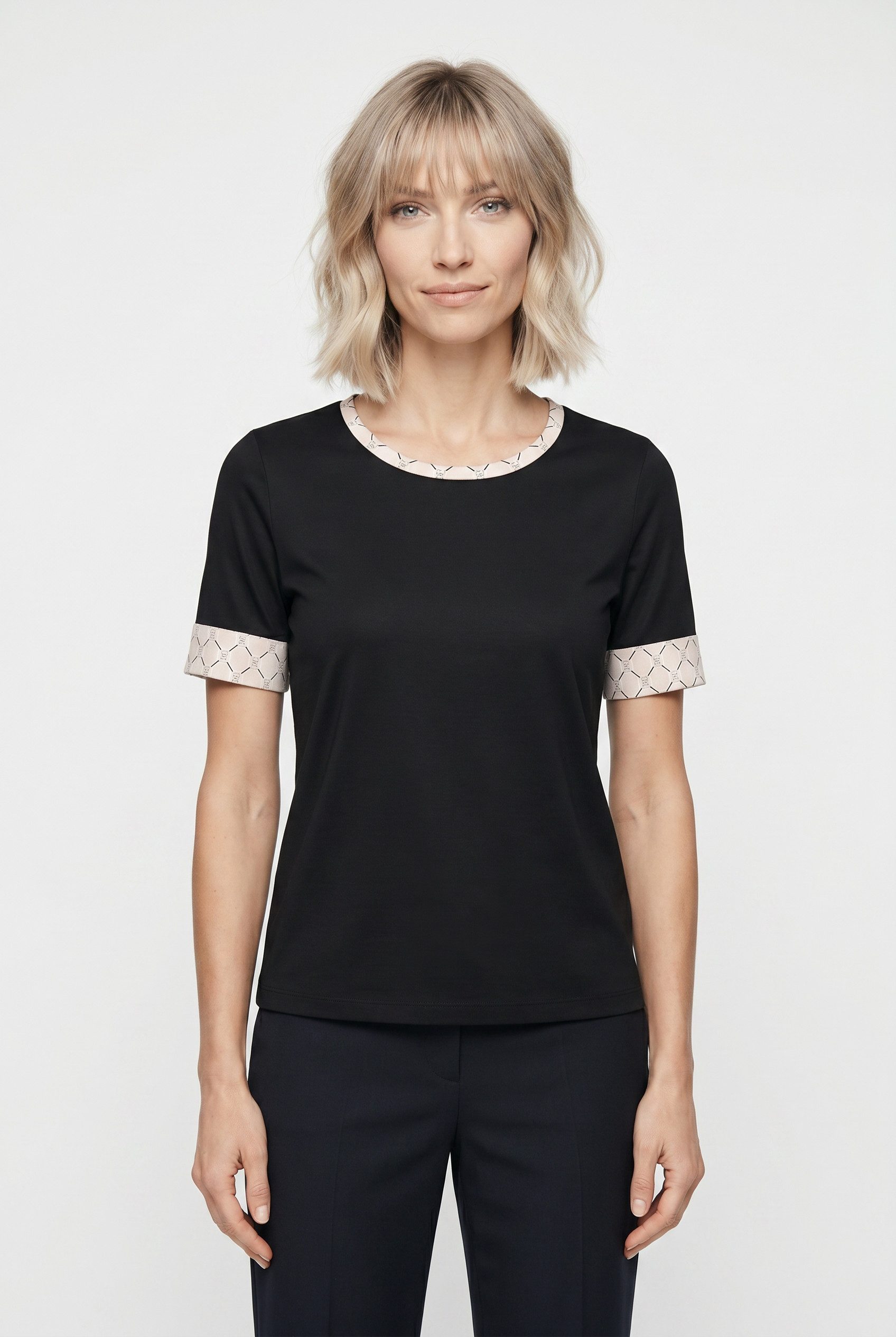 Marc Cain T-Shirt Golden Hour Premium Damenmode edle Chain-Logo-Print am Ausschnitt und Ärmelbündchen