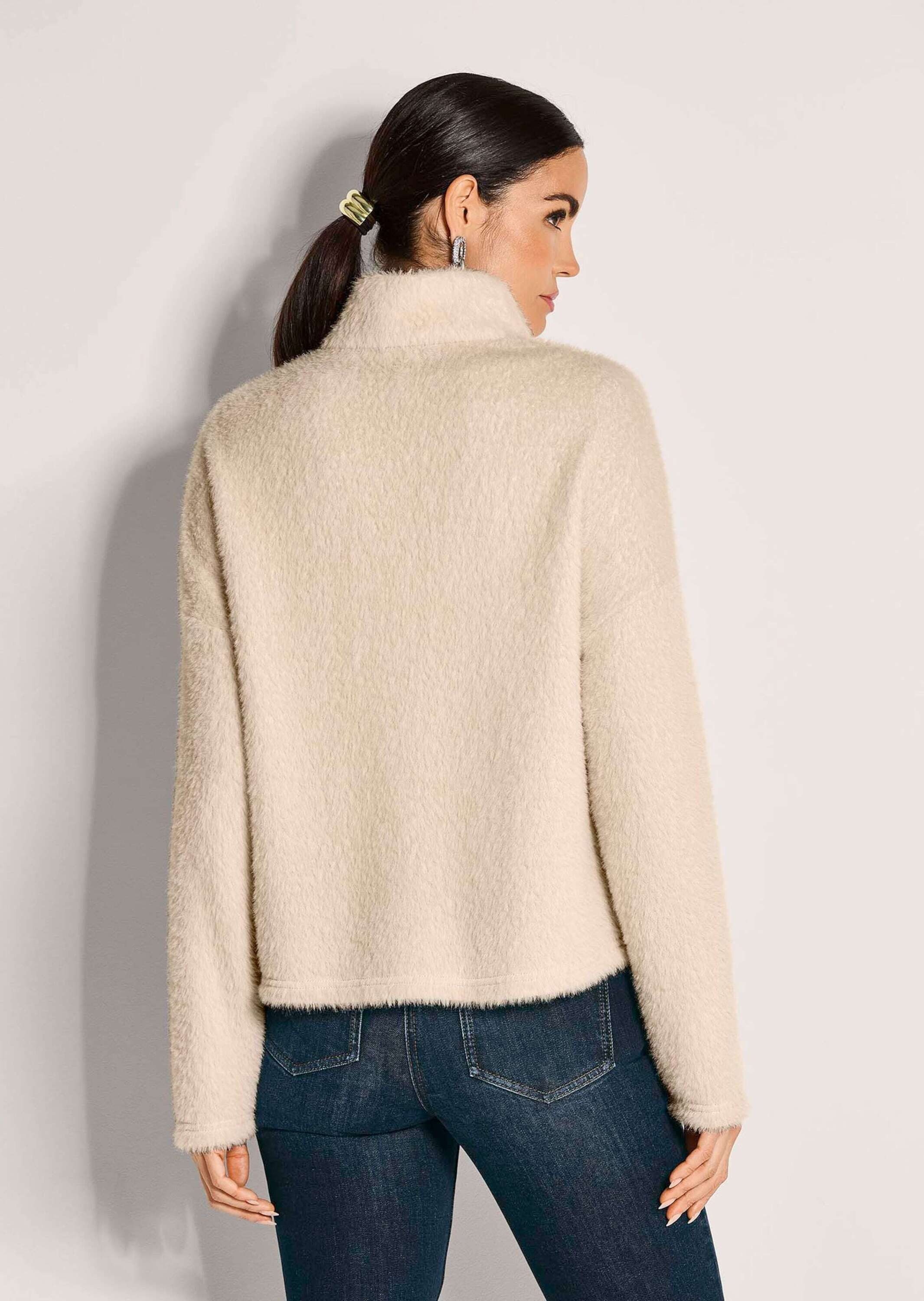 MADELEINE Outdoorjacke Trendige Kurzjacke mit Stehkragen Kuscheliger Webpelz mit sportivem Reißverschluss und langen Ärmeln