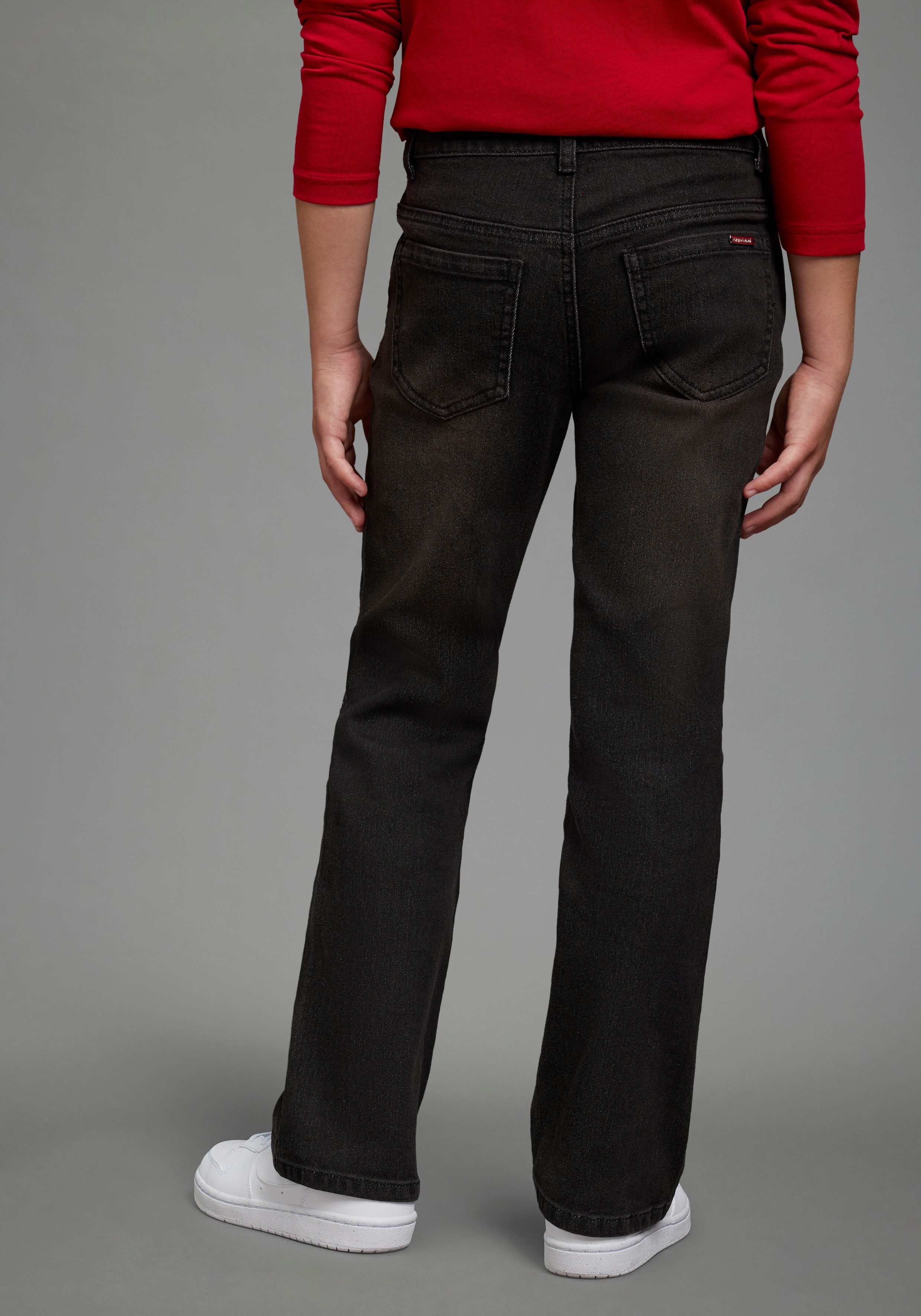Bruno Banani Bootcut-Jeans Stretchjeans mit Nieten Bootcut Fit, mit Glitzersteinen, mit Abriebeffekten, mit Coinpocket