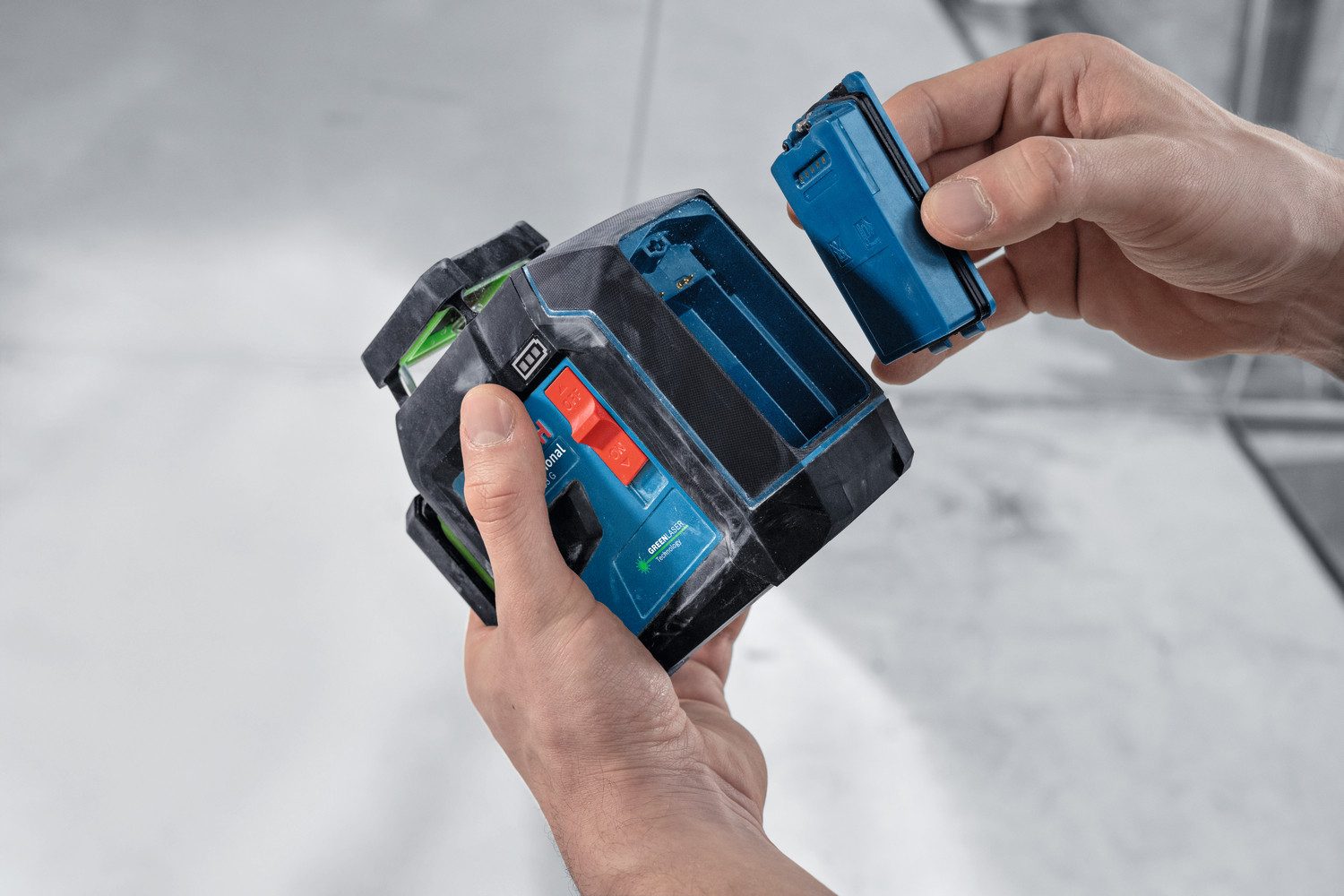 Bosch Professional Linienlaser GLL 80-33 G Professional, Dual Power Source