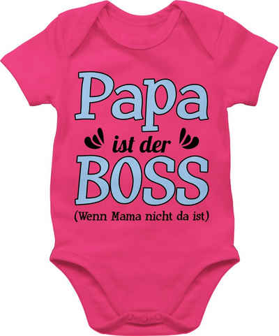Shirtracer Shirtbody »Papa ist der Boss wenn Mama nicht da ist - blau - Statement Sprüche Baby - Baby Body Kurzarm« Spruch Sprüchen Spruchshirt Kleidung Strampler Babykleidung