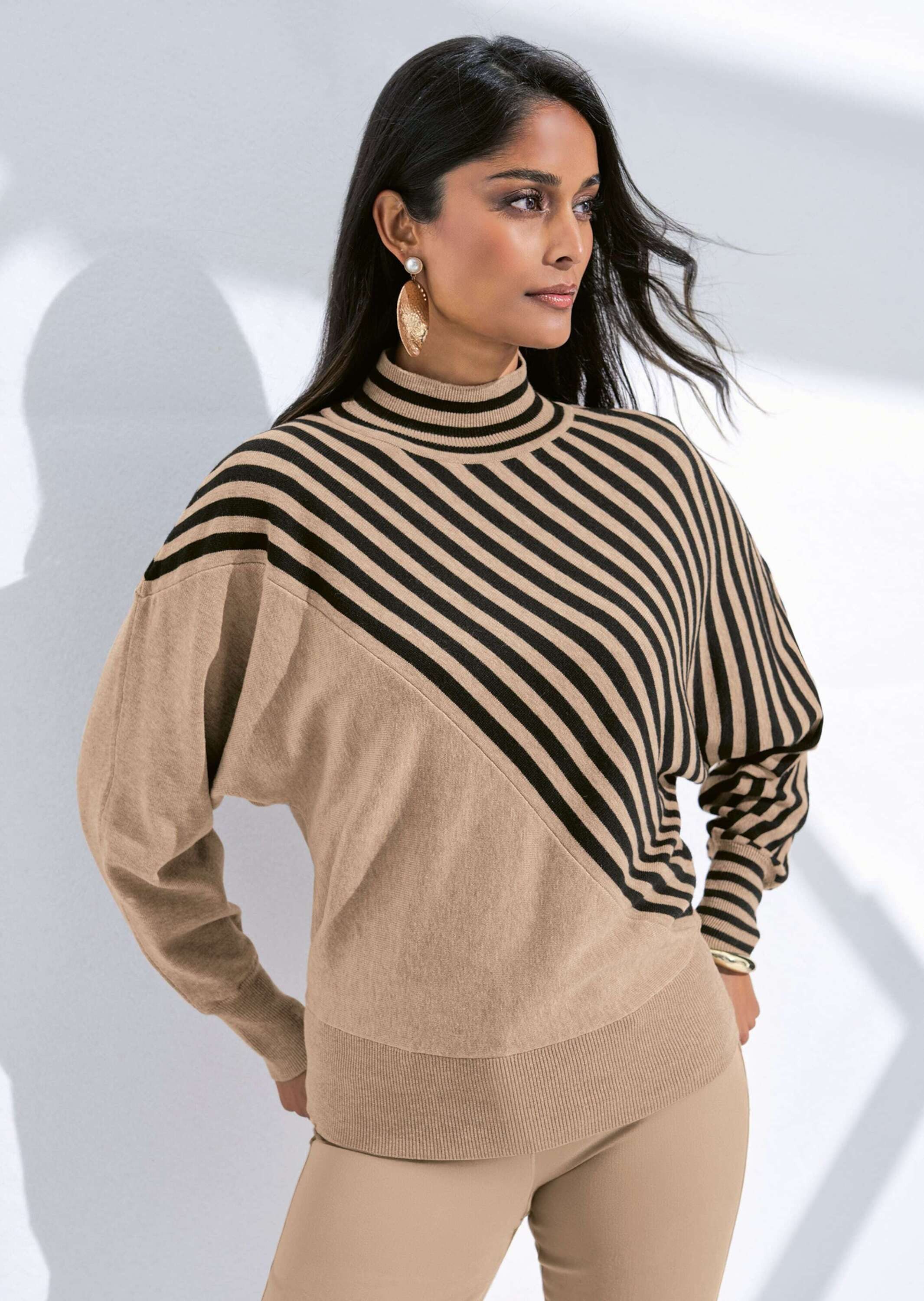 MADELEINE Strickpullover Feinstrickpullover mit Streifenmuster Pullover mit luxuriösem Stehkragen, Fledermausärmel, Schurwolle