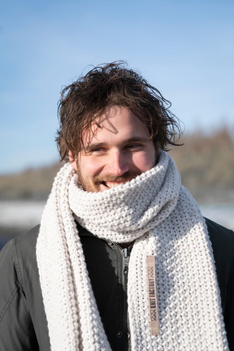 Knit Factory Strickschal Carry Schal Beige, (1-St), Schal Halstuch Dreiecksschal Tuch Strickmode