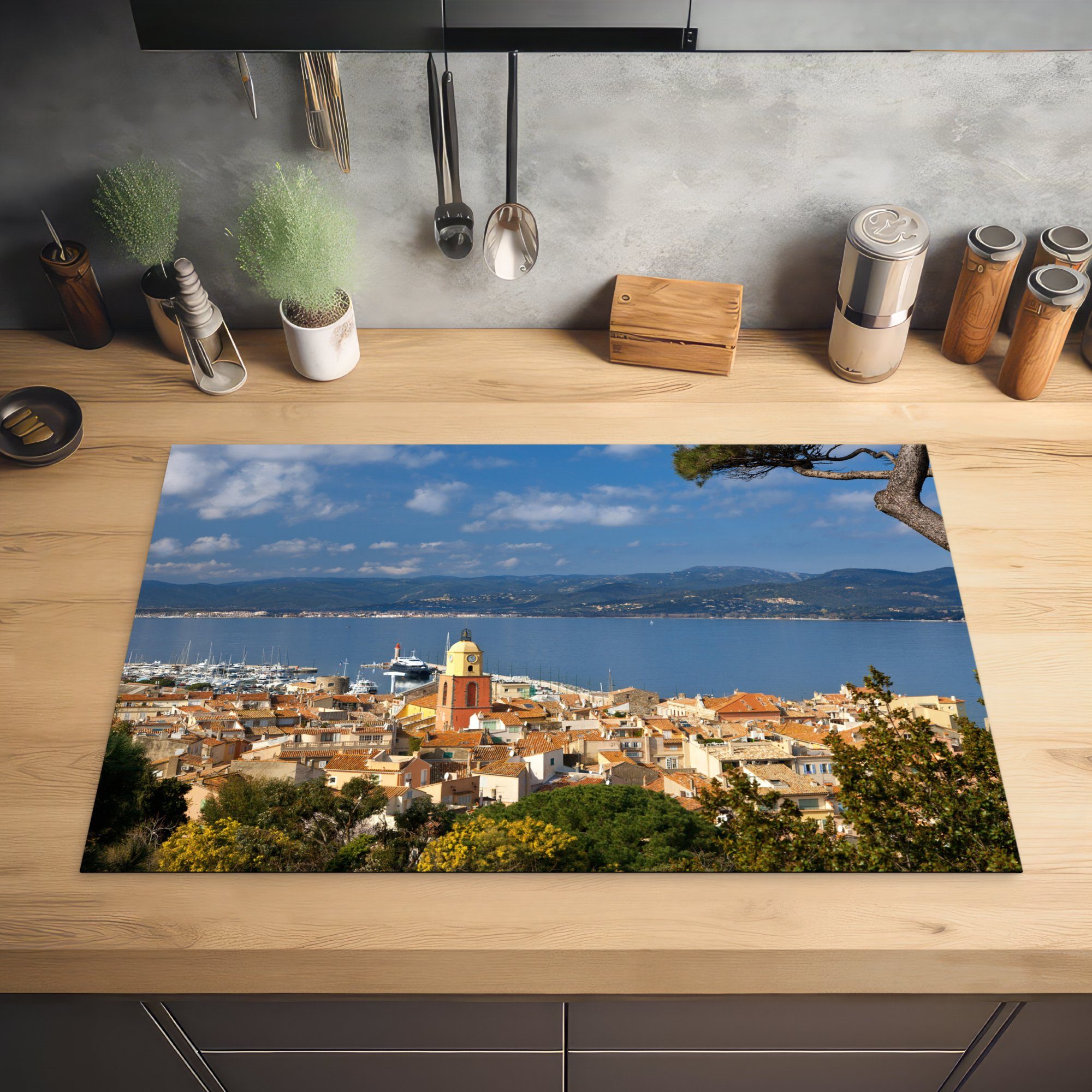 für (1 von Herdblende-/Abdeckplatte Vinyl, MuchoWow Induktionskochfeld tlg), französischen Hafens küche, Saint-Tropez, 81x52 Schutz cm, Luftaufnahme die Ceranfeldabdeckung des