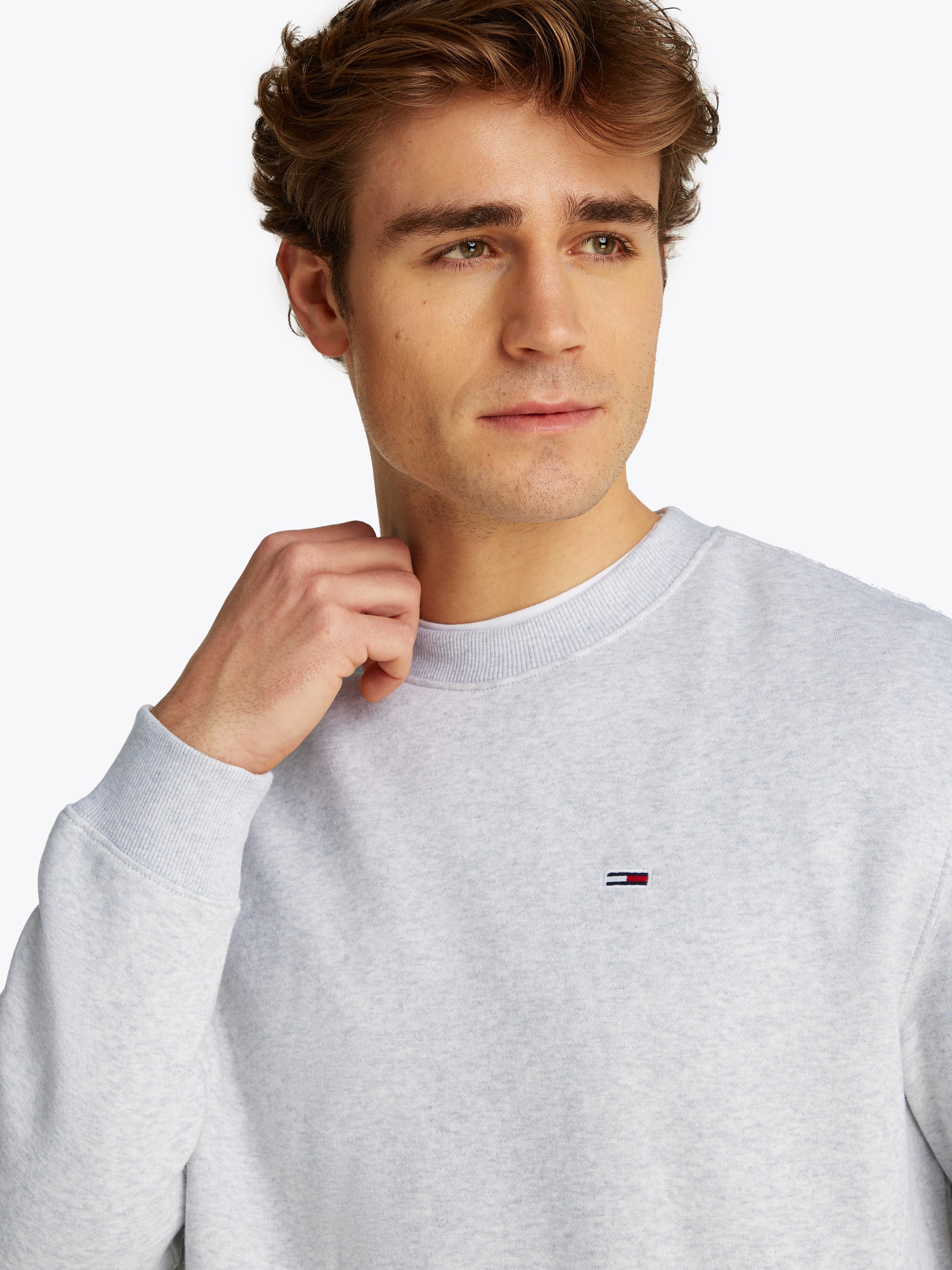 Tommy Jeans Sweatshirt TJM REG S FLAG CREW Mit besticktem Markenlogo auf Br günstig online kaufen