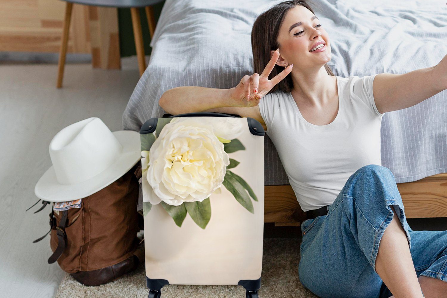 MuchoWow Handgepäckkoffer Weiße rollen, mit Reisetasche Handgepäck Ferien, 4 einer Trolley, Rollen, weißen in Vase, für Reisekoffer Pfingstrose