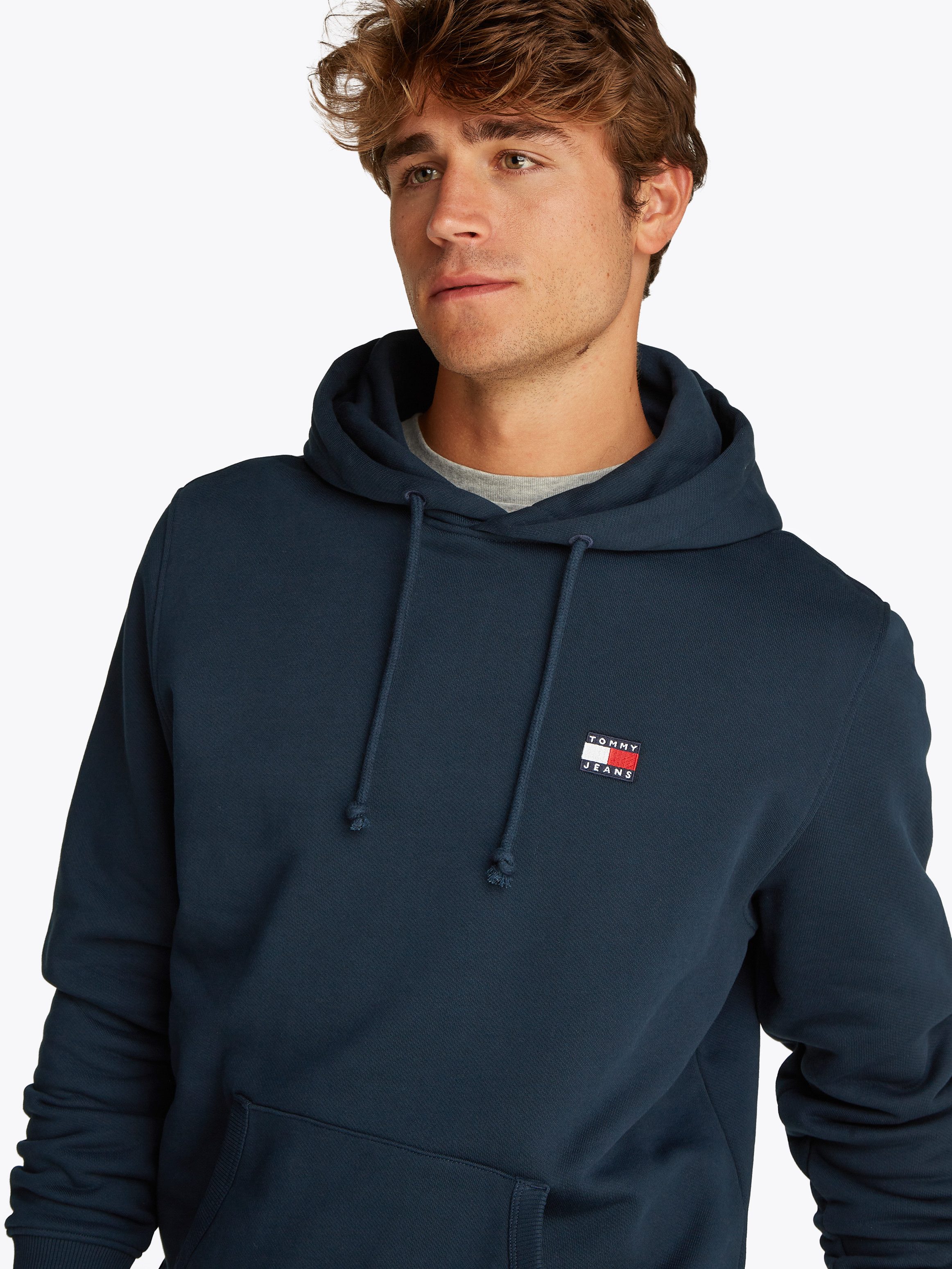 Tommy Jeans Hoodie TJM REG BADGE HOODIE EXT Mit Rundhalsausschnitt