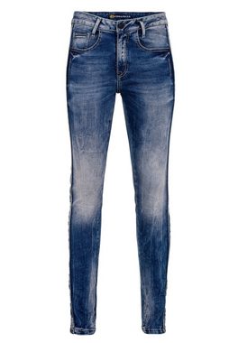 Cipo & Baxx Bequeme Jeans mit seitlichem Markenschriftzug