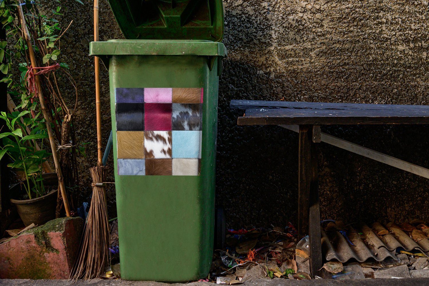 MuchoWow Wandsticker Mülleimer-aufkleber, Karoteppich Kuhfell Abfalbehälter St), anderem unter (1 Sticker, Mülltonne, mit Ein farbenfroher Container