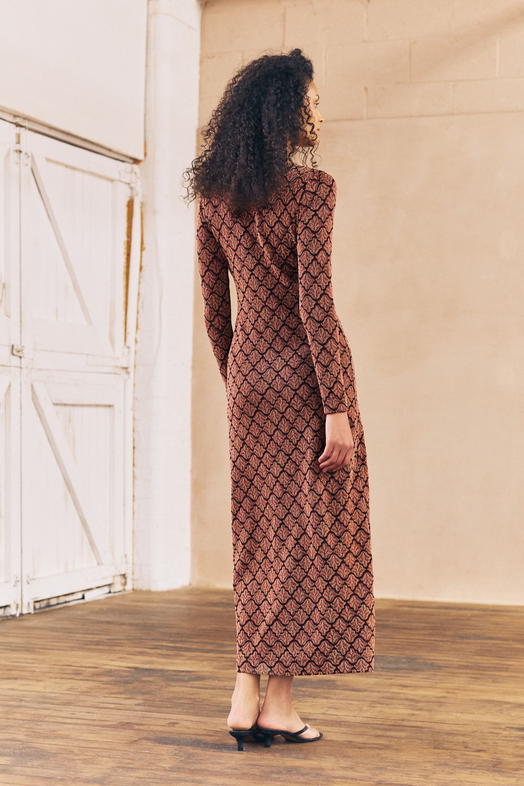 Next Midikleid Glitzerndes Midikleid mit Bindegürtel (1-tlg)