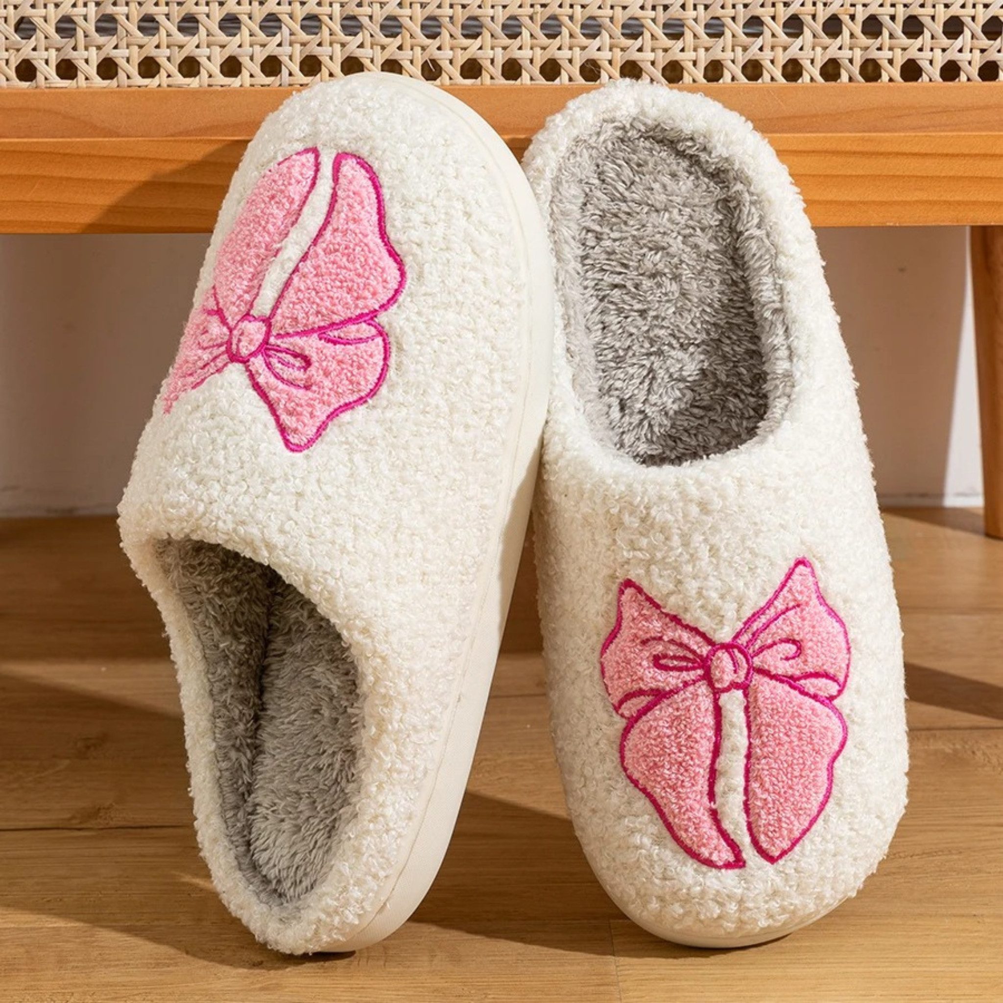 NEXORA Kuschelige Damen-Hausschuhe mit Schleife – Weich, Warm & Bequem Plüsch Hausschuhe kuschelige Slipper Damen mit Schleife