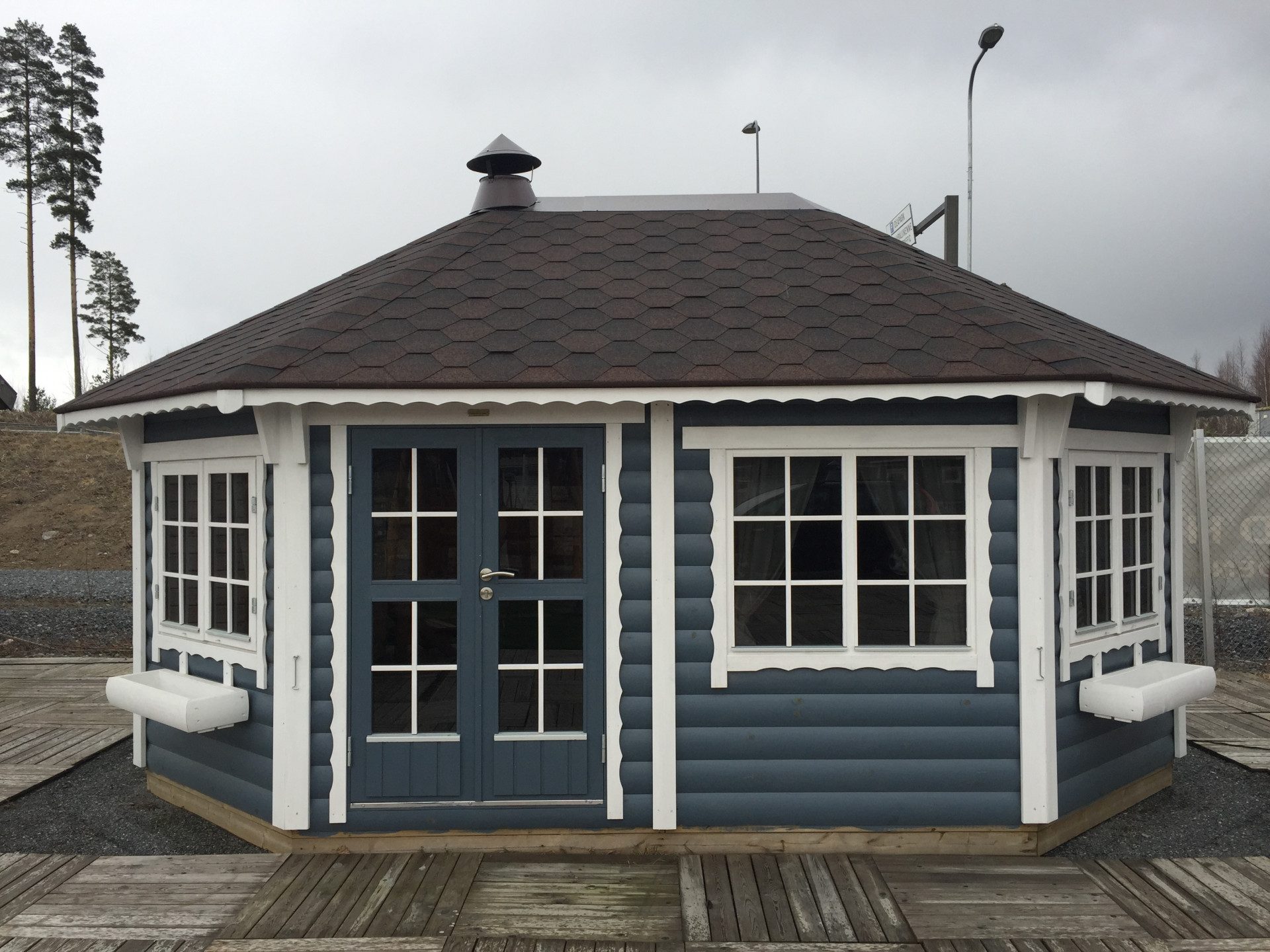 Finn Art Blockhaus Grillkota Grillpavillon oval Victoria Oval 18 max. 20 Personen, BxT: 540x383 cm, Schindeln rot, mit Grillanlage