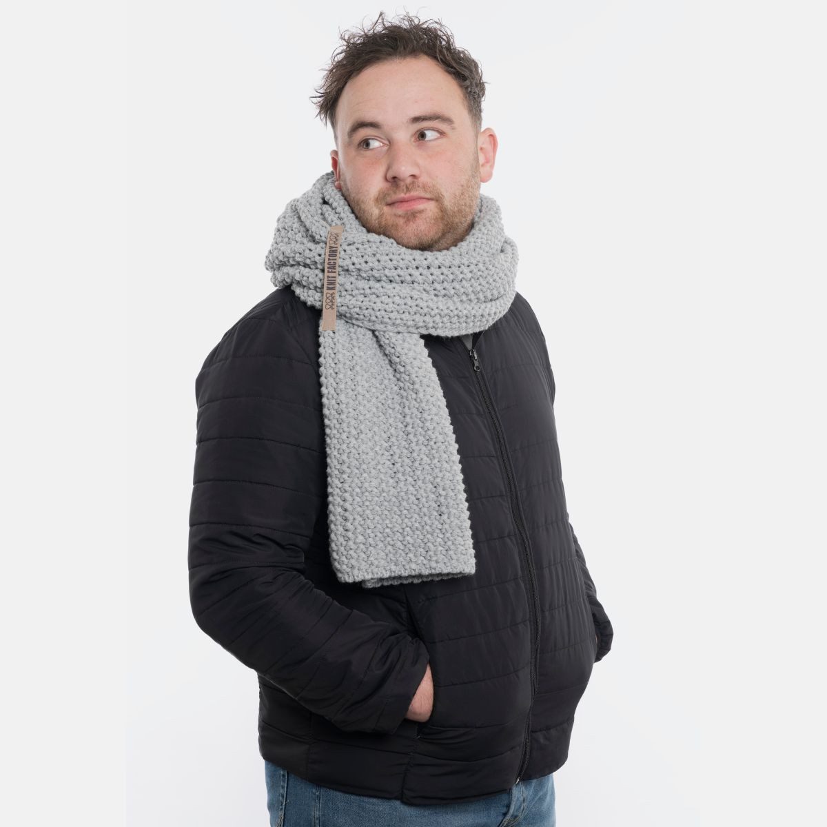 Knit Factory Strickschal Carry Schal Grau, (1-St), Schal Halstuch Dreiecksschal Tuch Strickmode