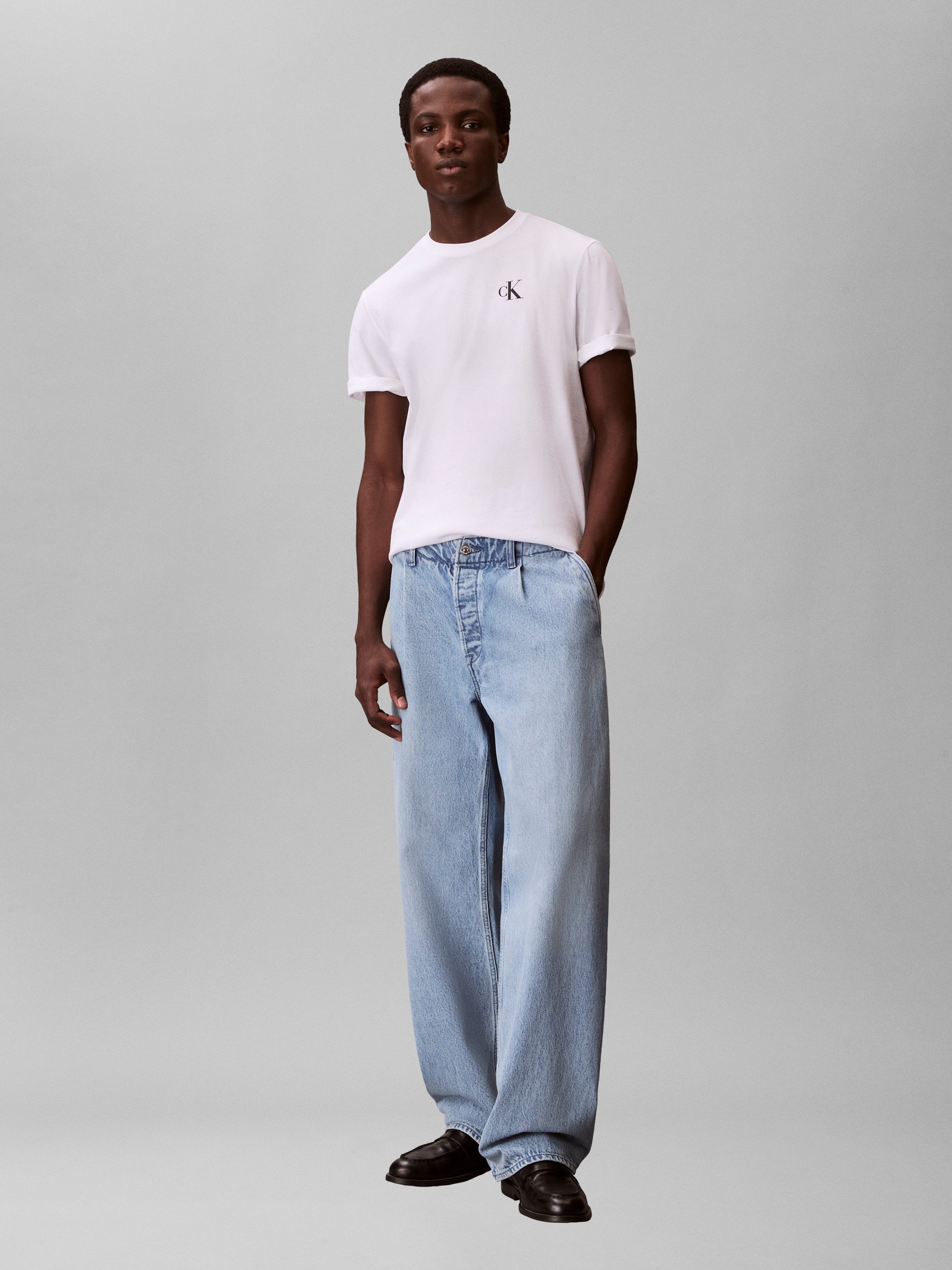 Calvin Klein Jeans T-Shirt Rundhalsausschnitt, Regular Fit, großer Rückendruck – Bild 4 von 5