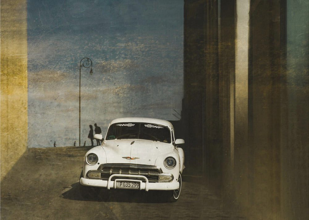 Fototapete Selbstklebend, "A white car in Havanna"