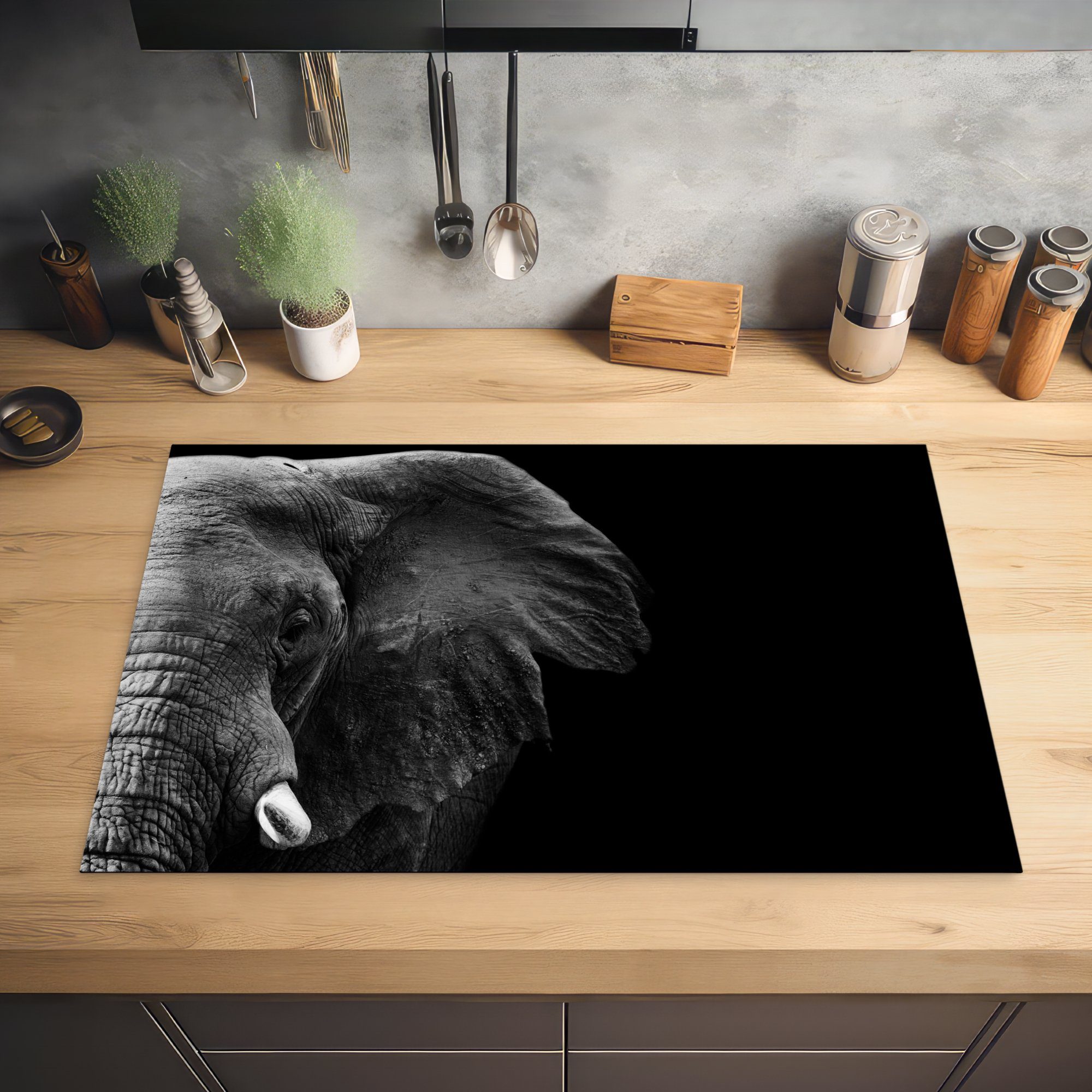 Ceranfeldabdeckung, Herdblende-/Abdeckplatte Vinyl, MuchoWow 81x52 cm, - tlg), - Weiß, Elefant (1 - für Schwarz Wild Arbeitsplatte küche Tiere -