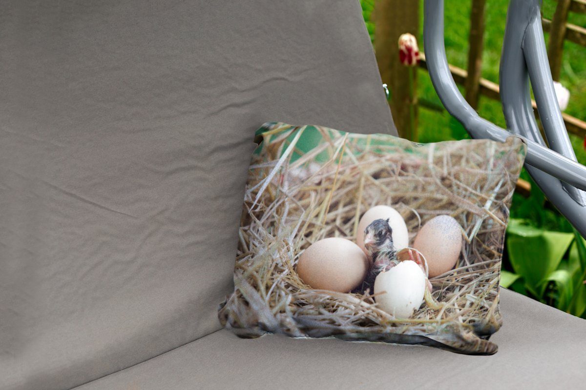 Neugeborenes aus Ei schlüpft, Huhn, MuchoWow Kissenhülle das Outdoor-Dekorationskissen, Polyester, Dekokissenbezug, dem Dekokissen