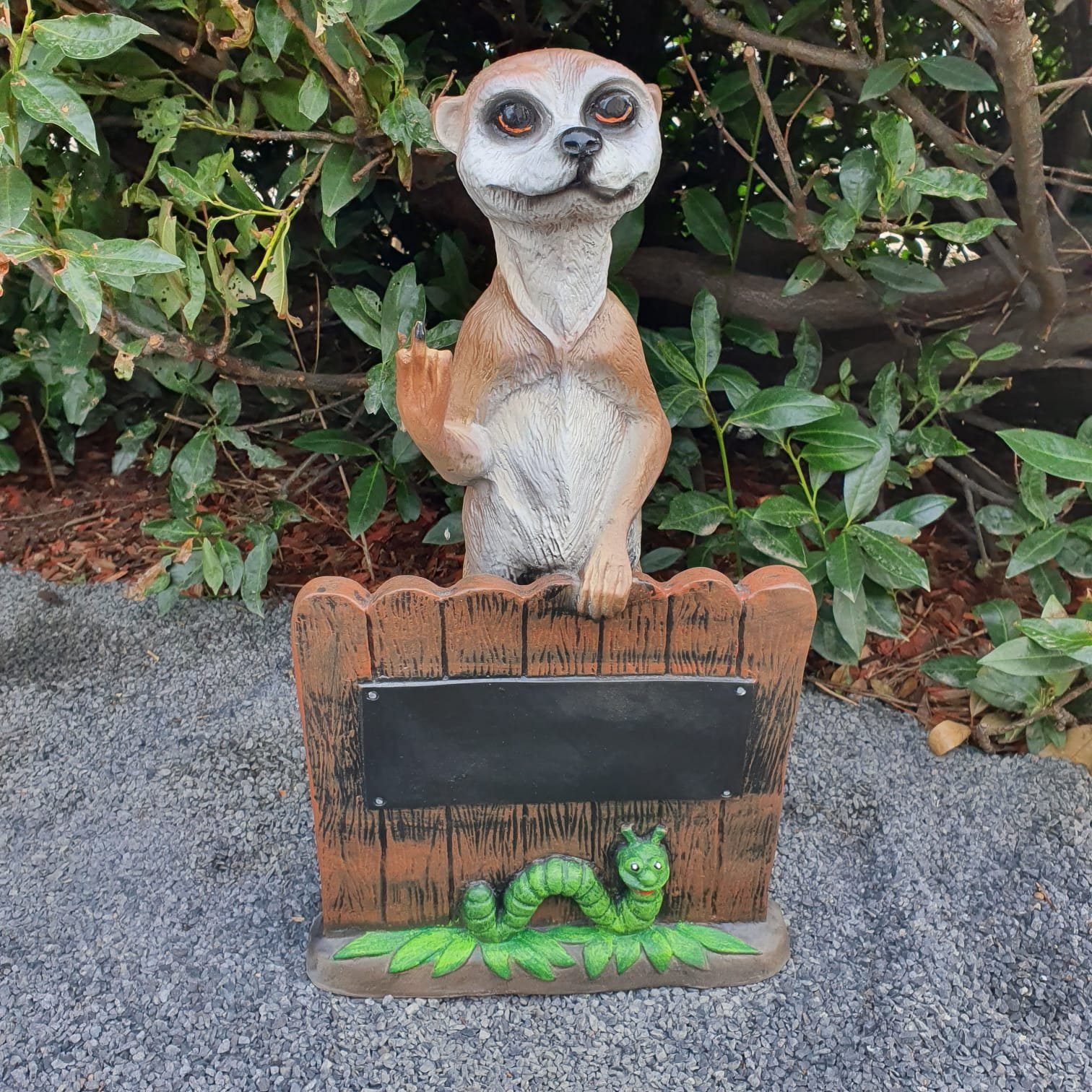 Aspinaworld Gartenfigur Erdmännchen Figur mit Stinkefinger 60 cm wetterfest