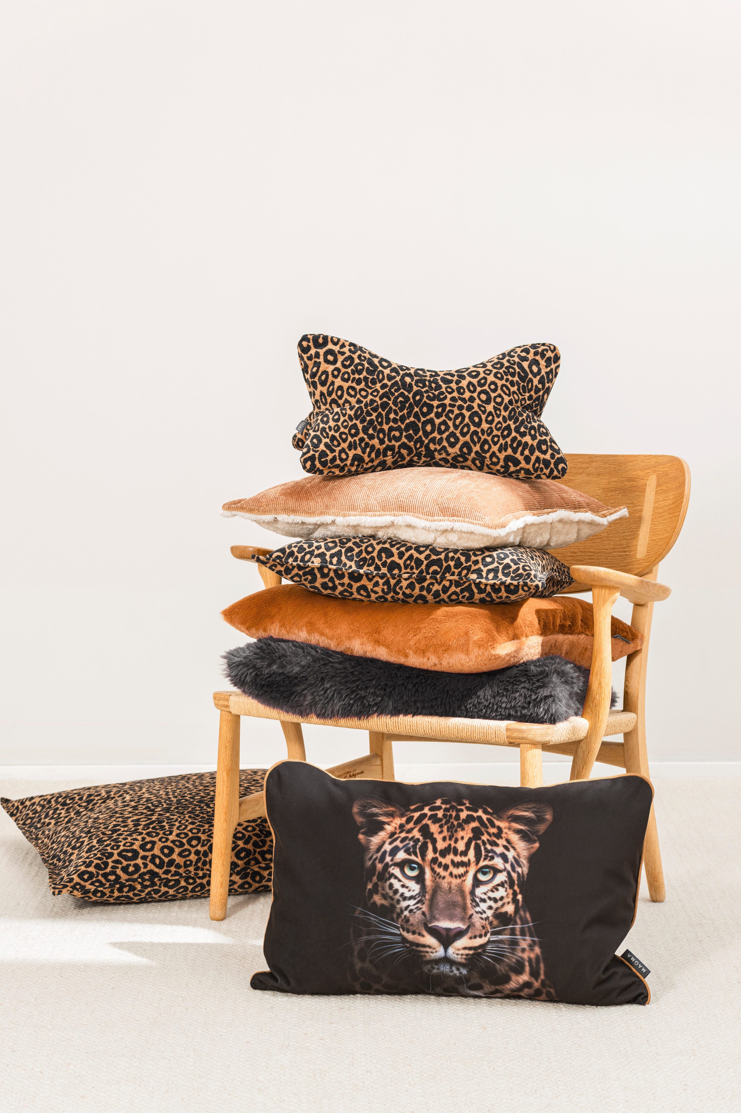 Magma Heimtex Dekokissen Leseknochen BAO ca. 42x22x22 cm, Leopardenmuster Fellimitat
