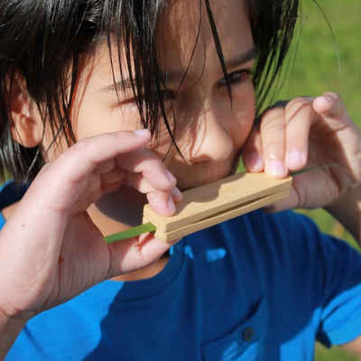 Kikkerland Spielzeug-Musikinstrument Huckleberry Grasflöte Graspfeife Grass Whistle Holz Instrument