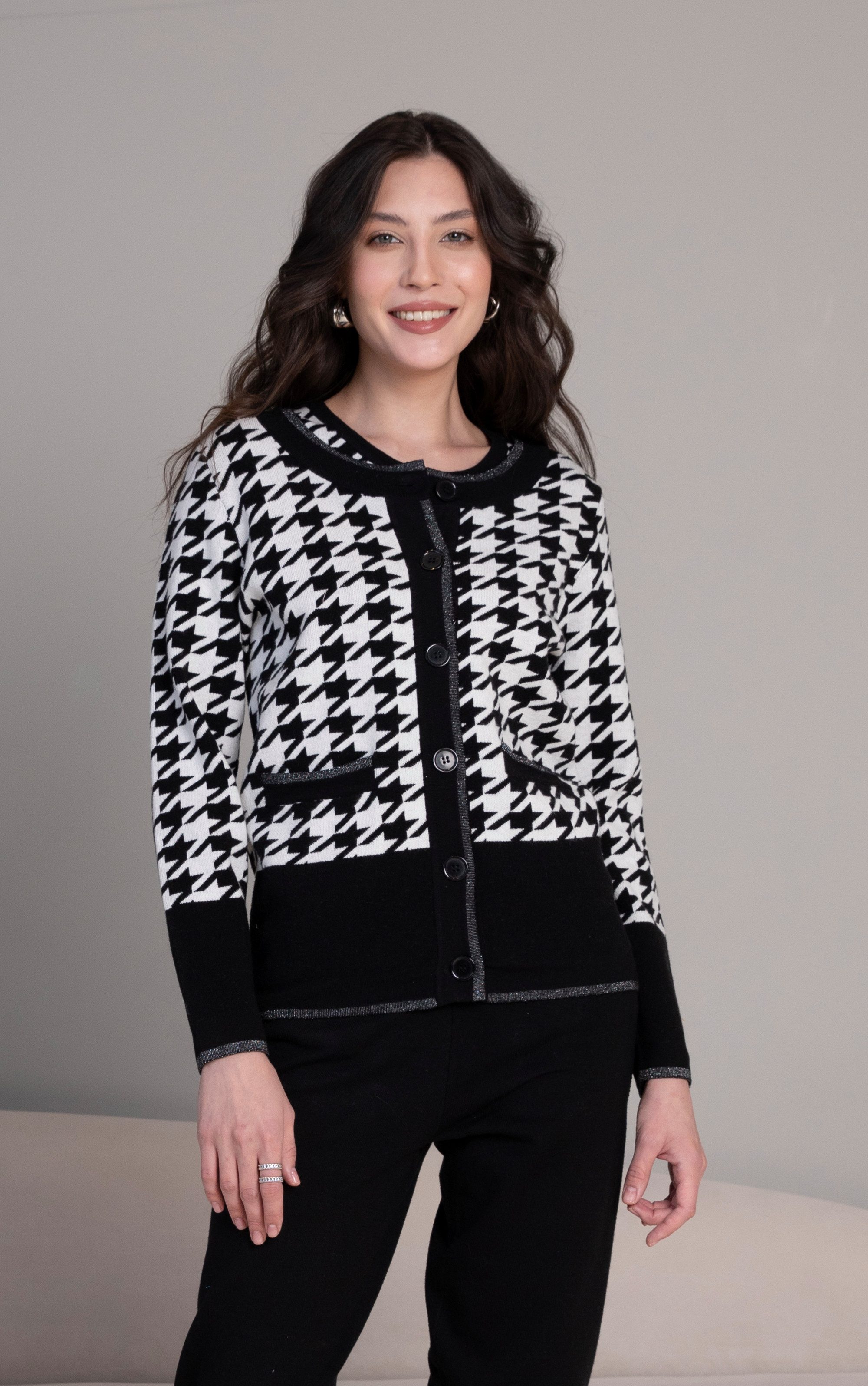 Passioni Strickjacke Twinset in Ecru und Schwarz im klassischen Hahnentrittmuster