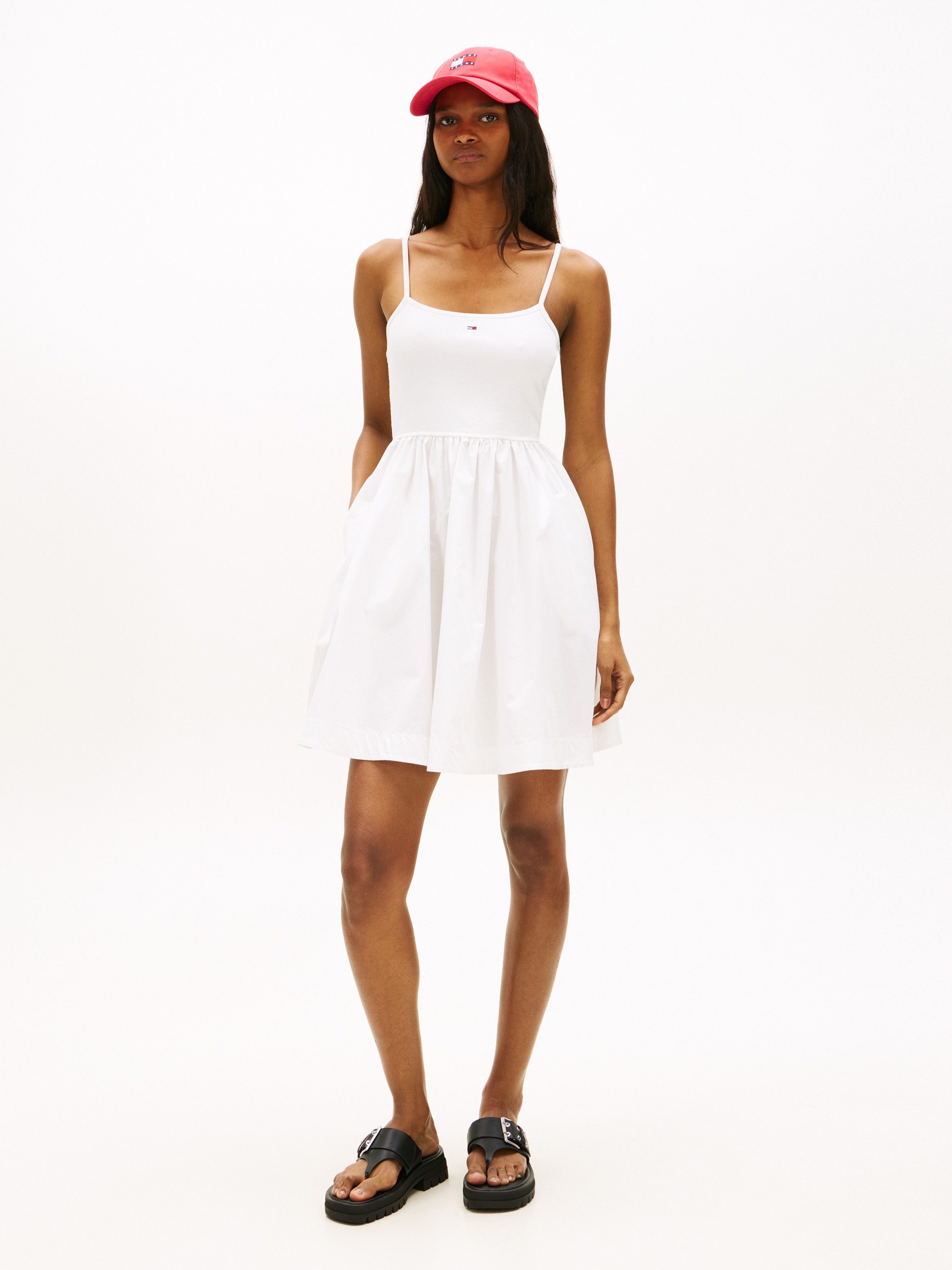 Tommy Jeans Spaghettikleid TJW RIB POPLIN MIX STRAPPY DRESS Super Slim mit Falten am Rock