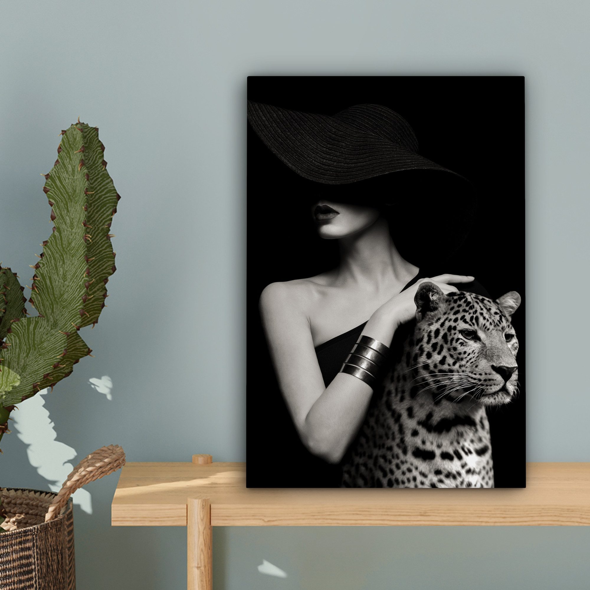 OneMillionCanvasses® Leinwandbild Frau - Leopard - Luxus - Schwarz - Weiß - Tier, Fotodruck (1 St), Leinwand Canvas Wandbild, Wanddekoration 20x30 cm – Bild 3 von 5