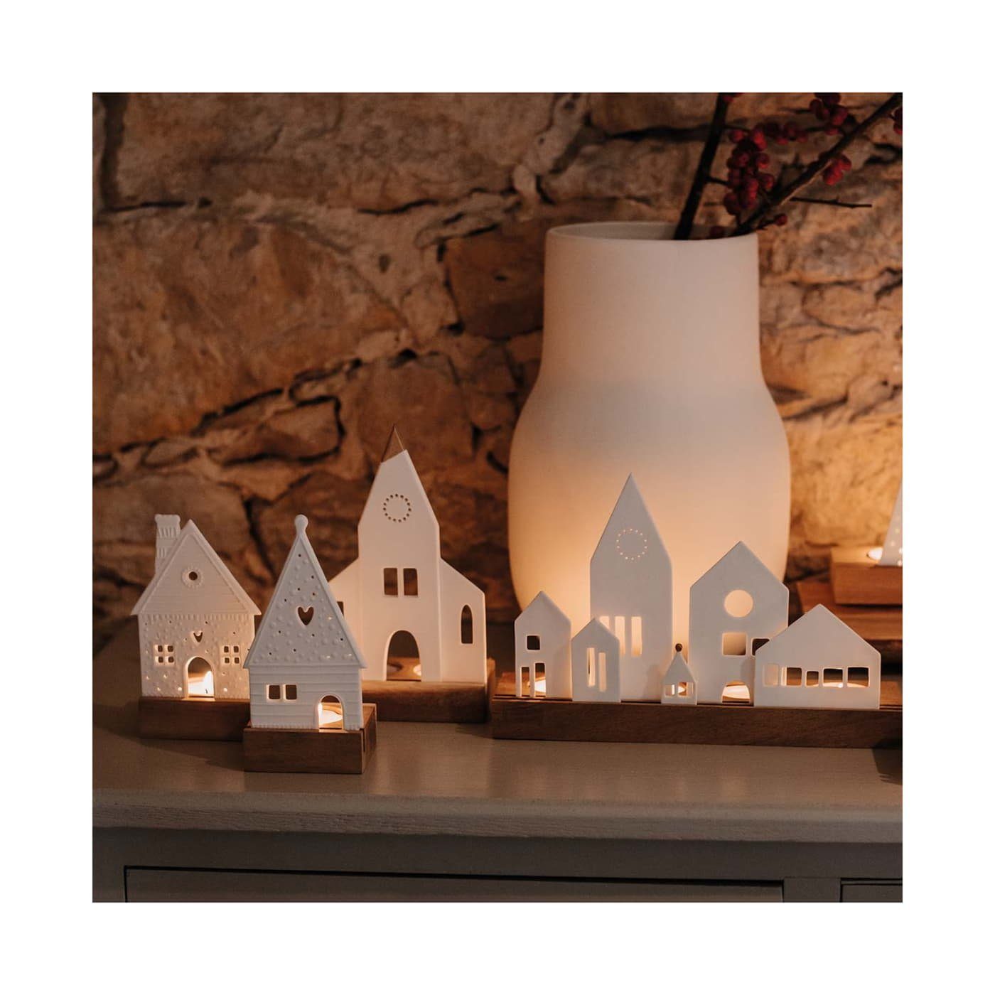 Räder Design Teelichthalter mit Tablett Lichtobjekt Lebkuchenhaus, Aus Porzellan und Akazienholz