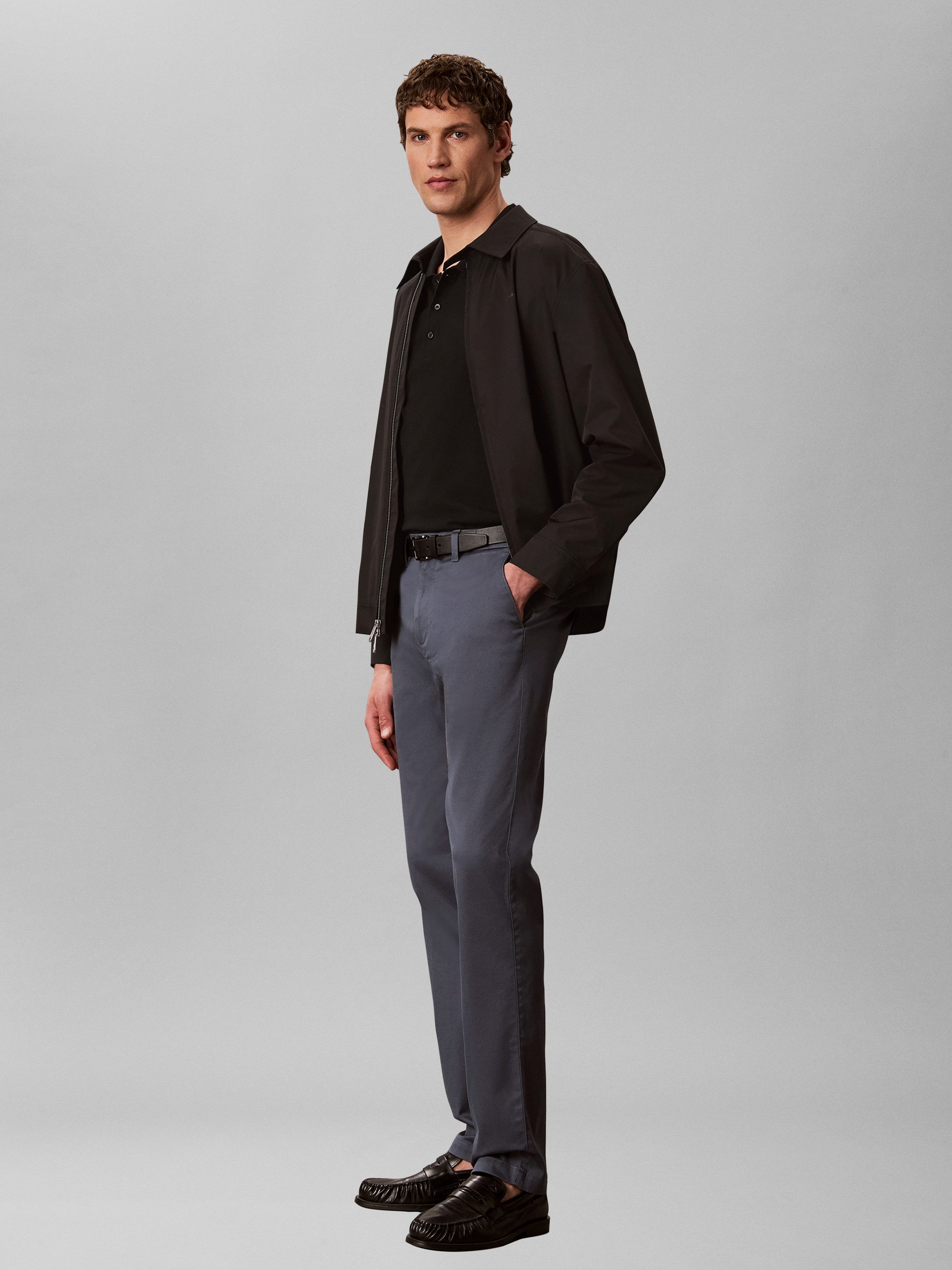 Calvin Klein Jeans Chinohose Mit Gürtelschlaufen – Bild 4 von 5