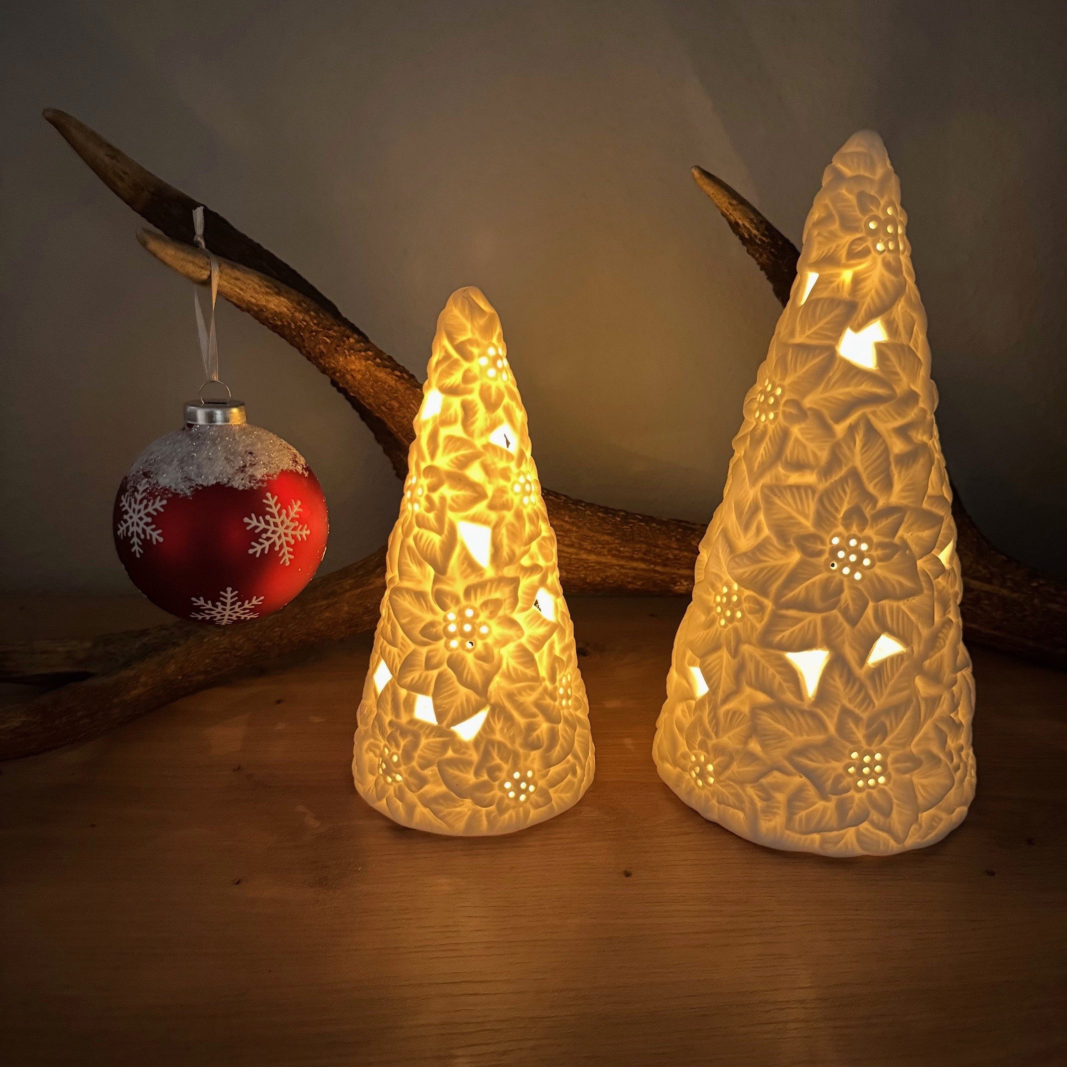 Online-Fuchs LED-Dekofigur 2 Weihnachtsbäume aus Keramik günstig online kaufen