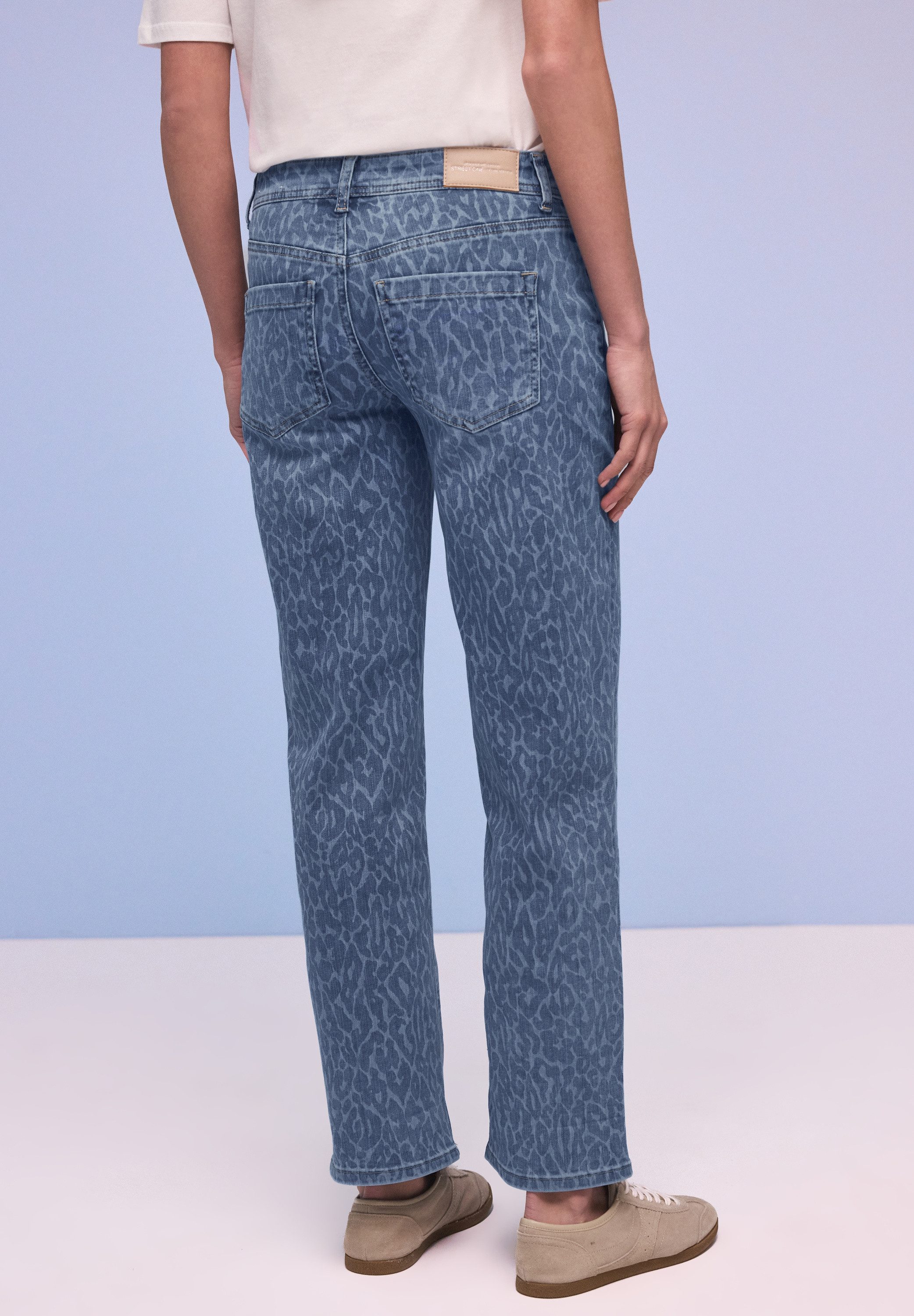 STREET ONE Straight-Jeans Style Amalia Straight Leg mit einem gelaserten Leo?Muster