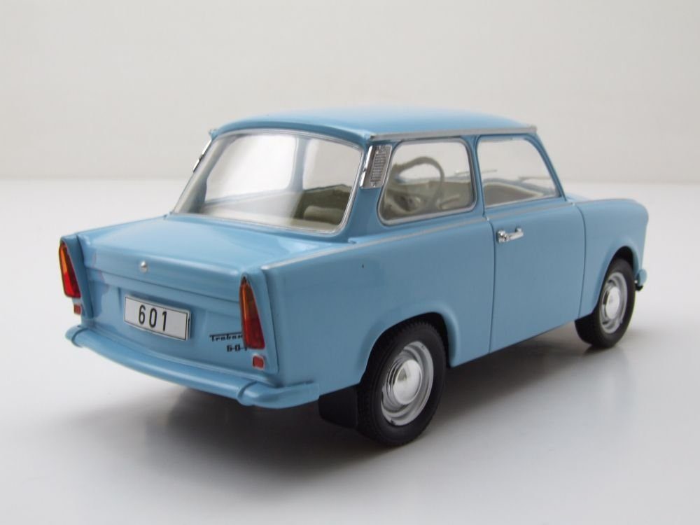 Trabant 601 deluxe hellblau - detailgetrDHes Modellauto 1:24 im  Schaukarton: : Spielzeug