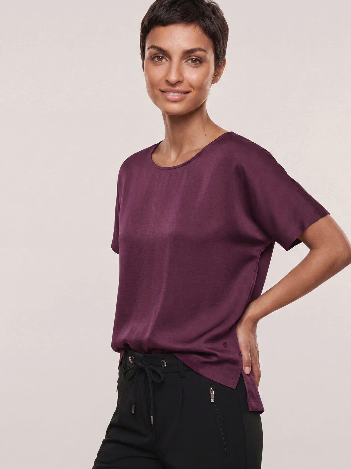 Walbusch Blusenshirt Damen Blusenshirt aus Satin Rundhals Kurzarm, modern, knitterarm, atmungsaktiv