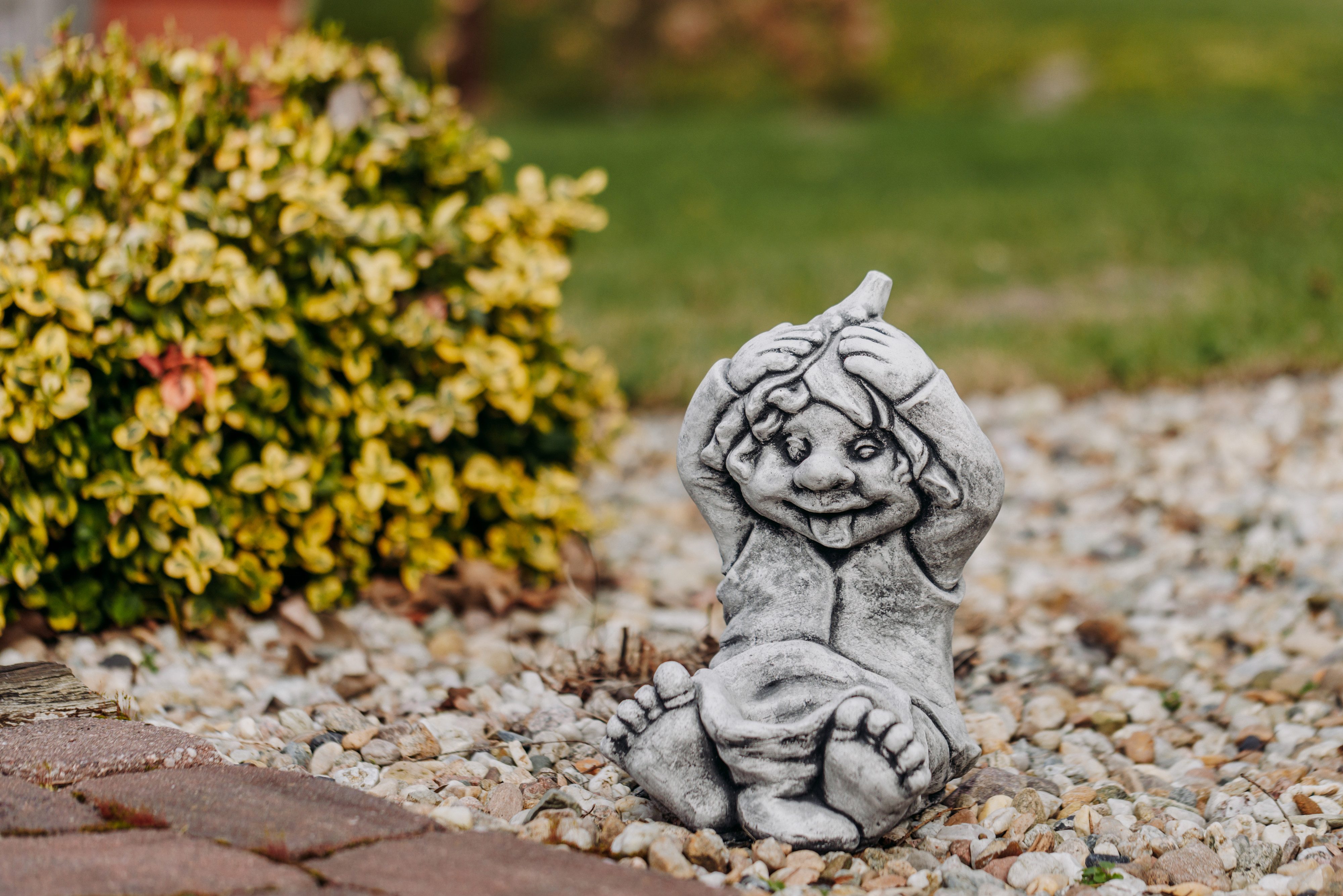 gartendekoparadies.de Gartenfigur Gnom mit Säckchen, Steinfigur, H. 30 cm, 10 kg, Frostsicher
