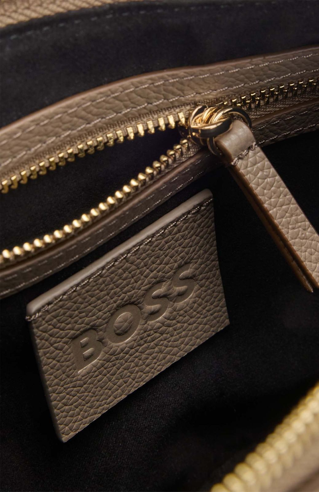 BOSS Schultertasche Halfmoon Shoulder Bag, aus echtem Rindsleder
