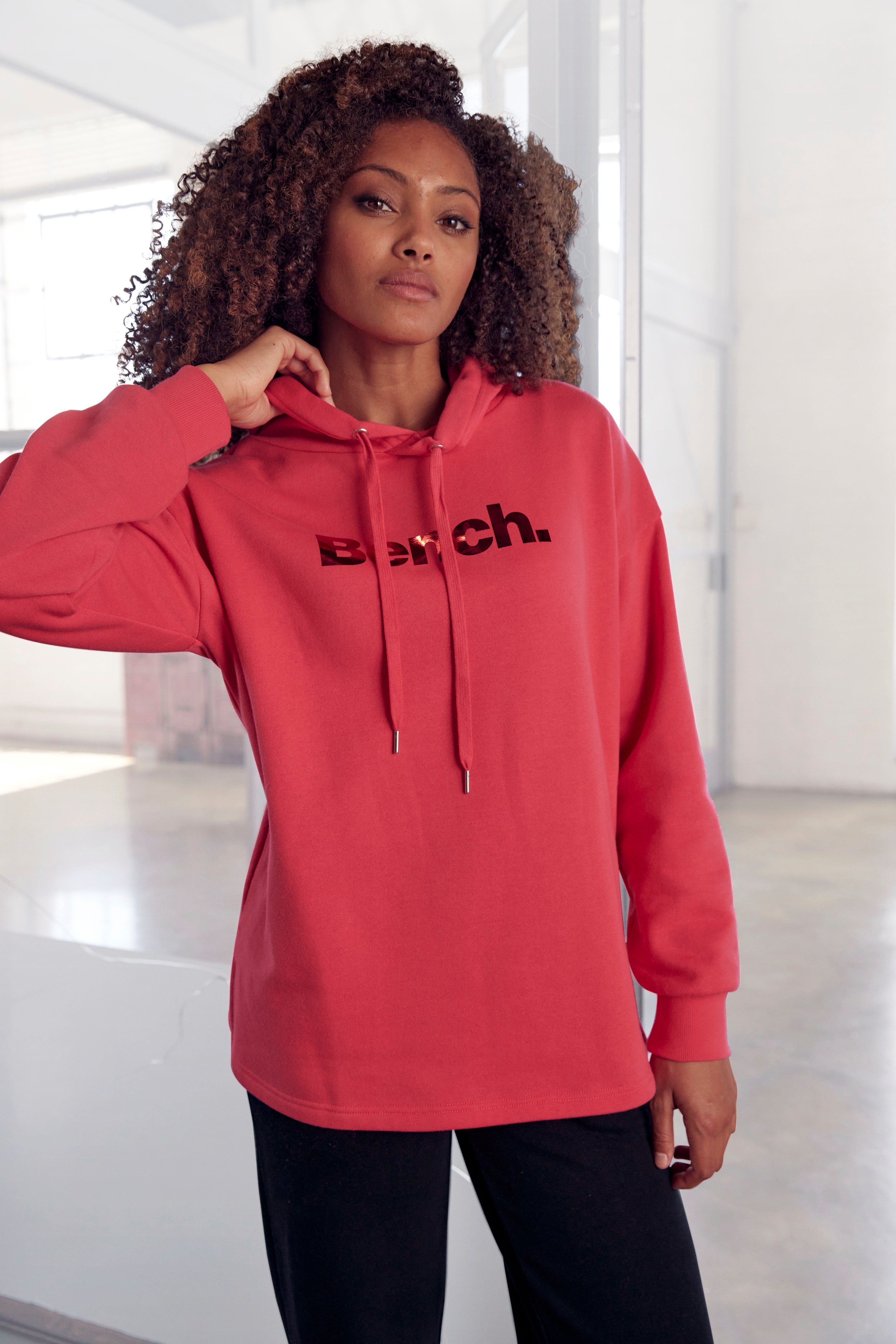 Loungewear glänzendem -Kapuzensweatshirt Bench. mit Loungeanzug pink Logodruck, Hoodie Loungewear,