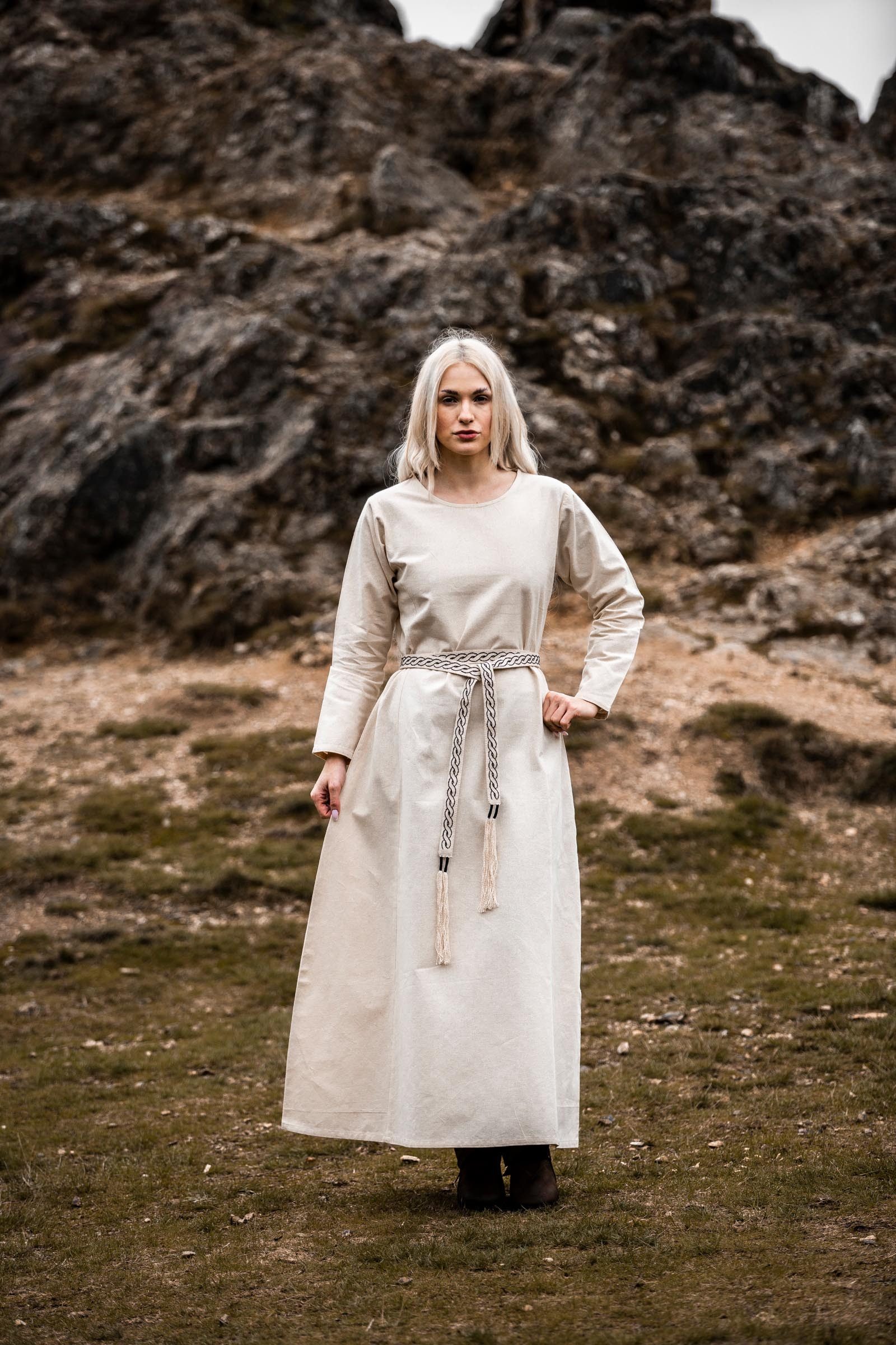 Leonardo Carbone Wikinger-Kostüm Kleid "Alvilda" mit Rundhalsausschnitt, vertikale Ziernähte, hochwertige Baumwolle