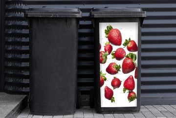 MuchoWow Wandsticker Erdbeere - Obst - Weiß (1 St), Mülleimer-aufkleber, Mülltonne, Sticker, Container, Abfalbehälter